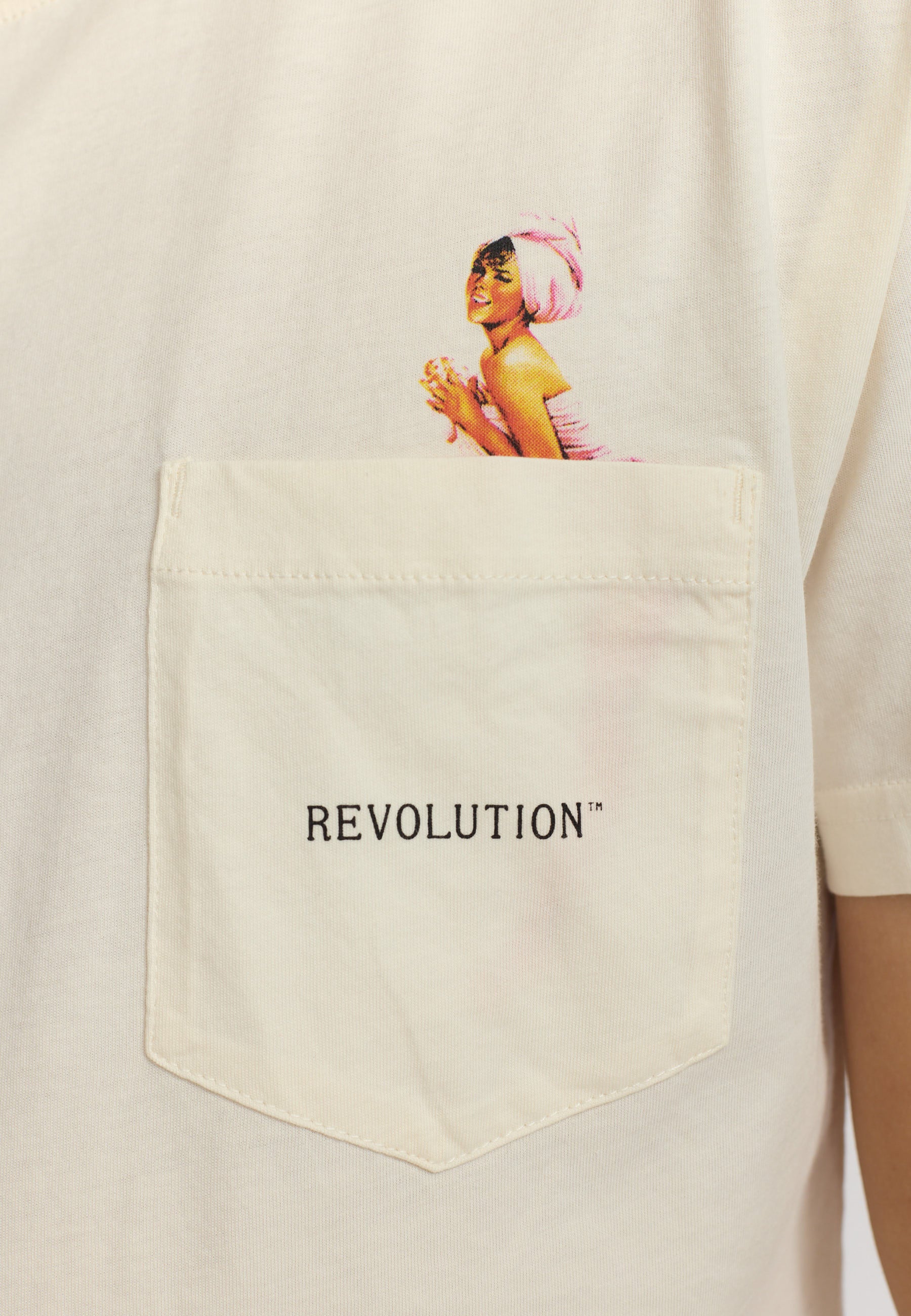 Revolution – Offwhite T-shirt med Printet Lomme