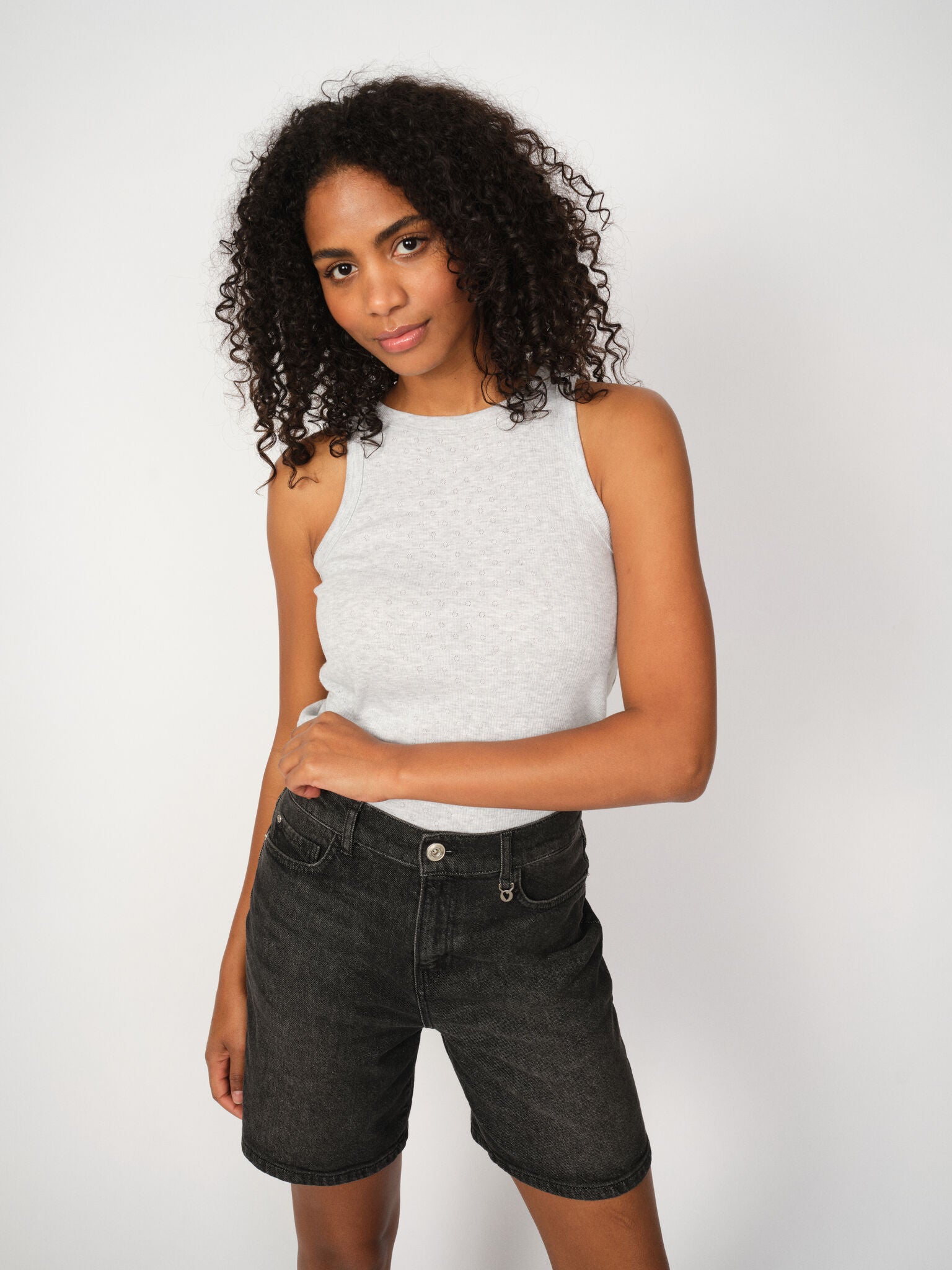 MMLago Tank – hvid ribbet basistop | Mos Mosh