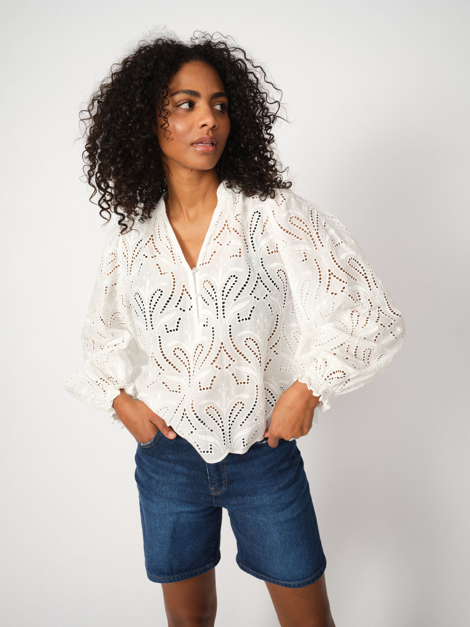MMTazzin Caza Blouse – hvid broderet bomuldsbluse fra Mos Mosh