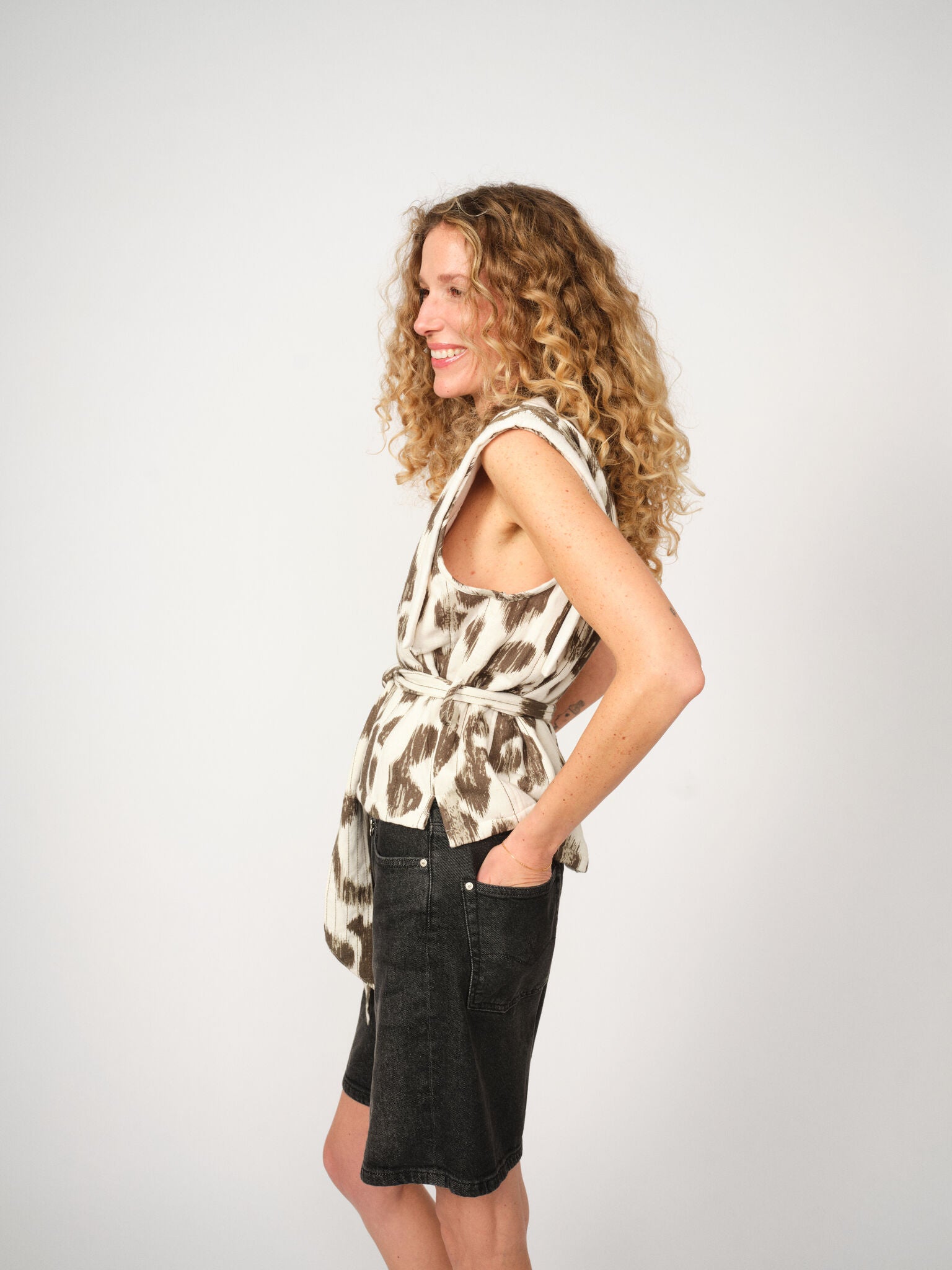 MMOzo Tri Vest – mønstret vest med bindebælte fra Mos Mosh