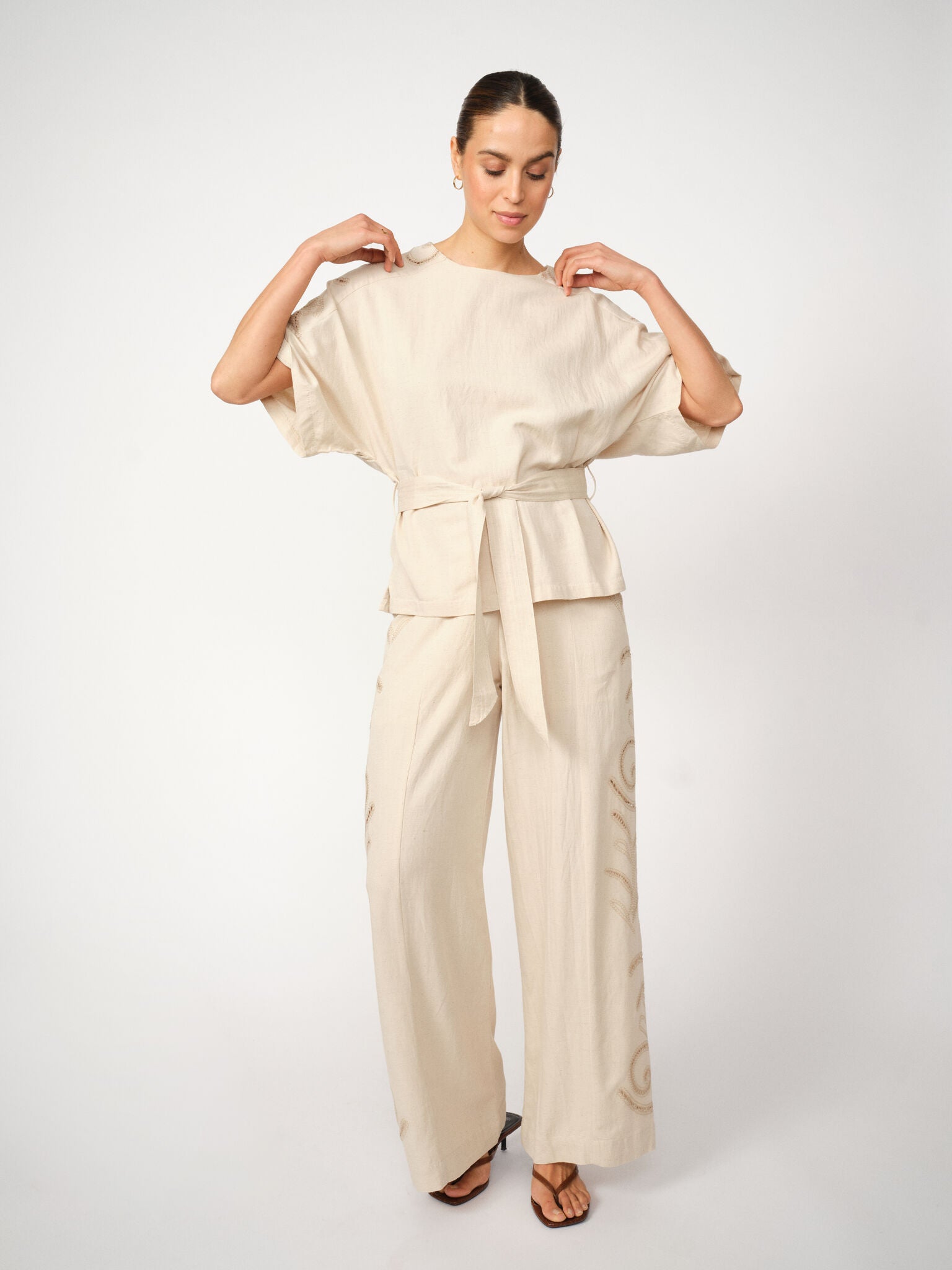 MMRikas Sobia Blouse – sandfarvet bæltebluse med broderi fra Mos Mosh