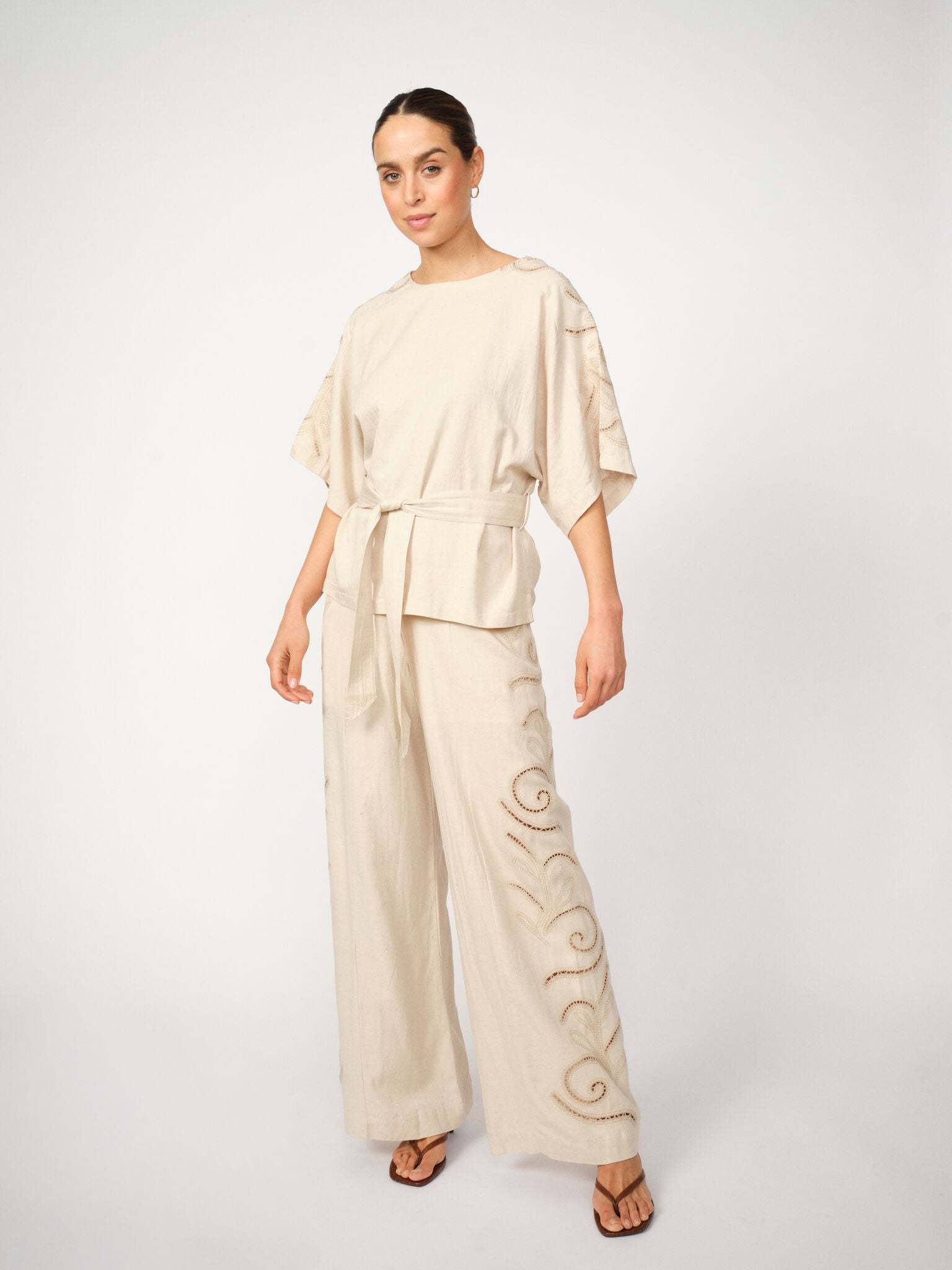 MMRikas Sobia Blouse – sandfarvet bæltebluse med broderi fra Mos Mosh
