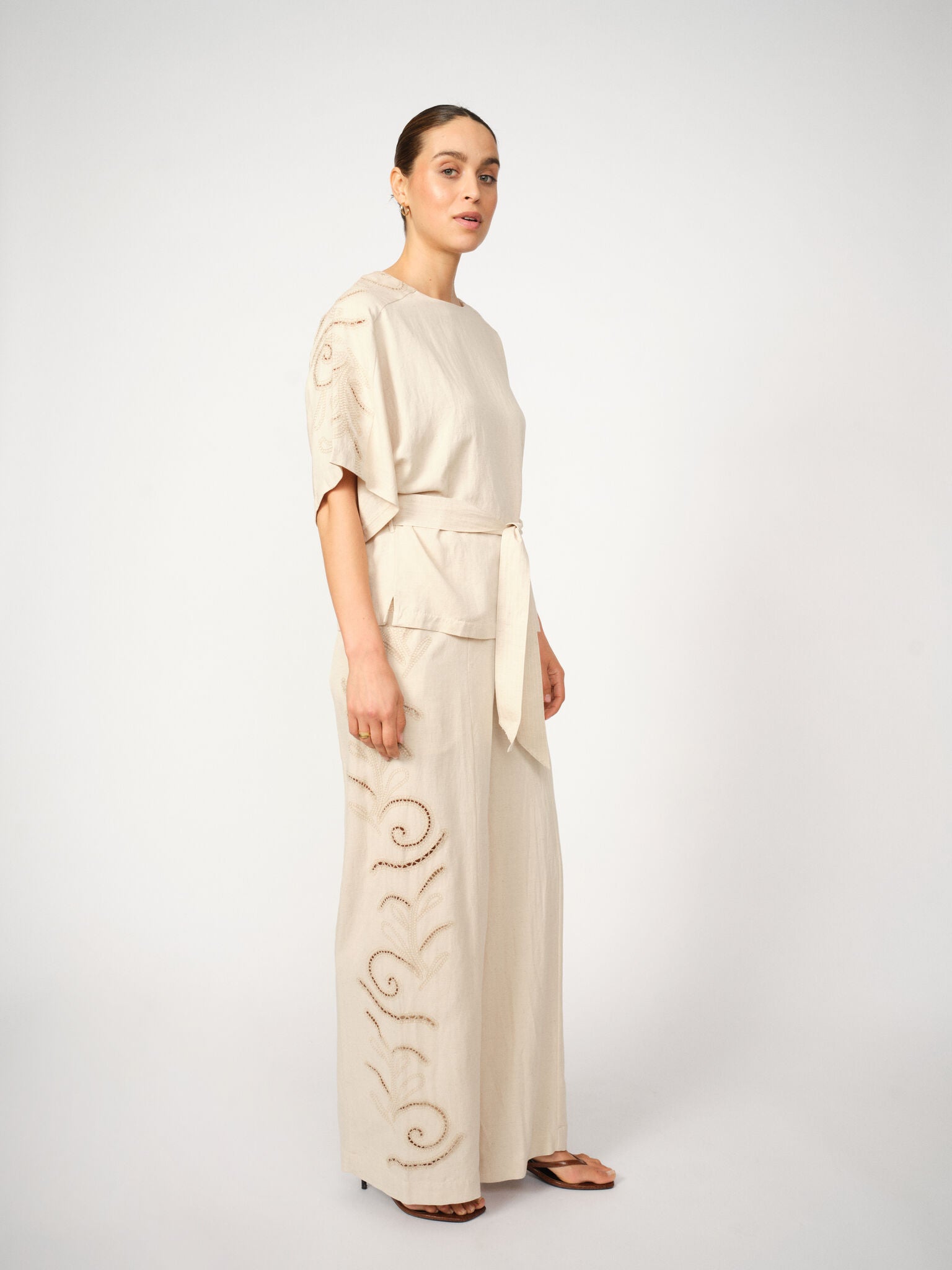 MMRikas Sobia Blouse – sandfarvet bæltebluse med broderi fra Mos Mosh