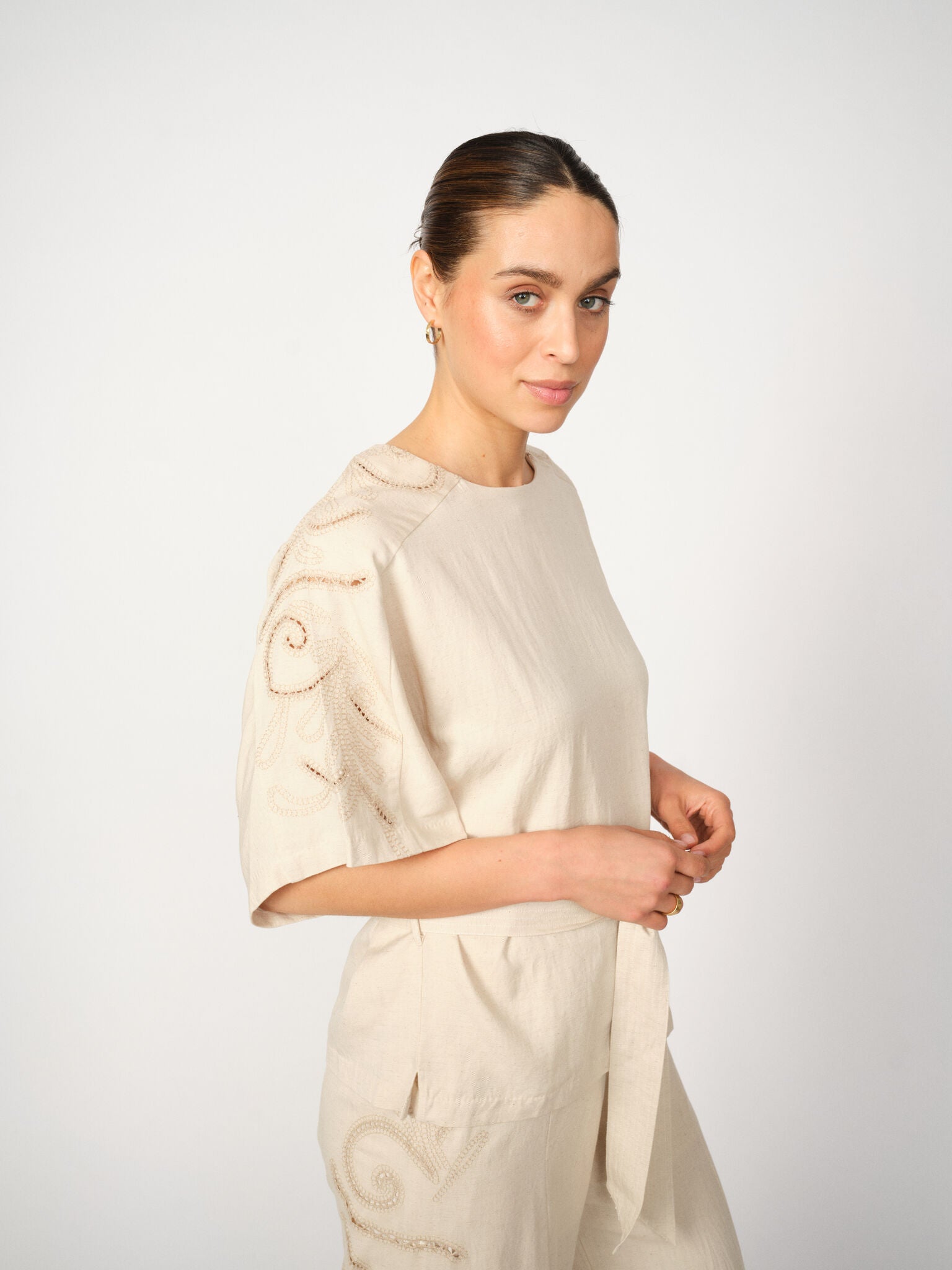 MMRikas Sobia Blouse – sandfarvet bæltebluse med broderi fra Mos Mosh