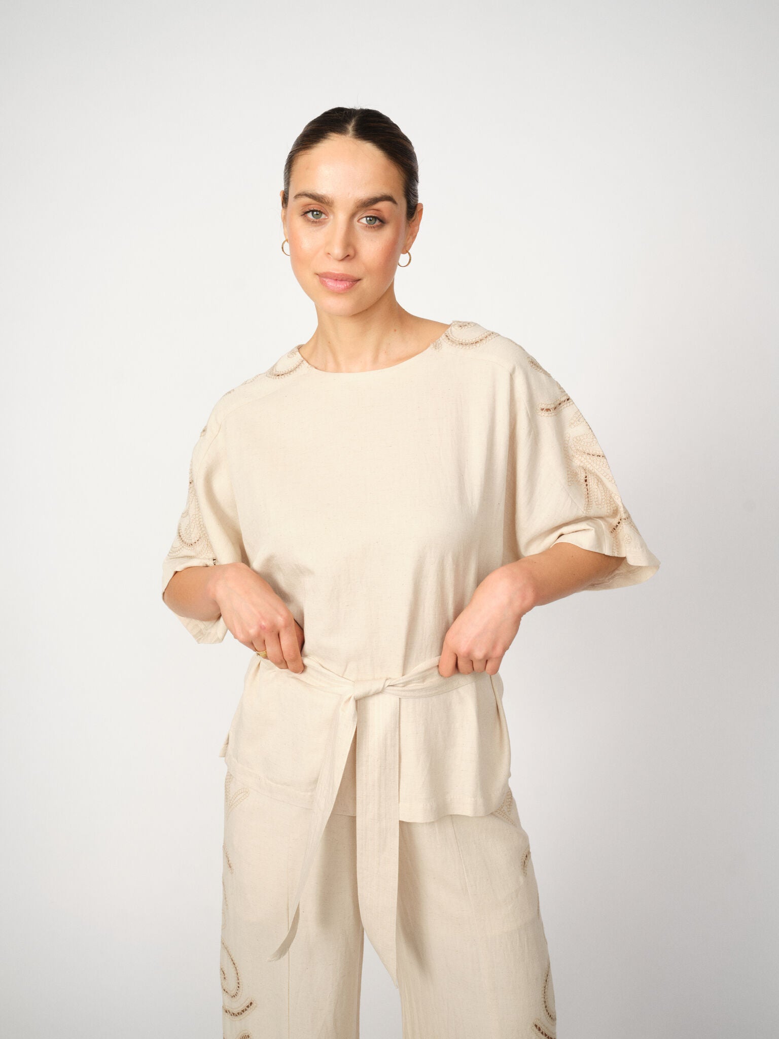 MMRikas Sobia Blouse – sandfarvet bæltebluse med broderi fra Mos Mosh