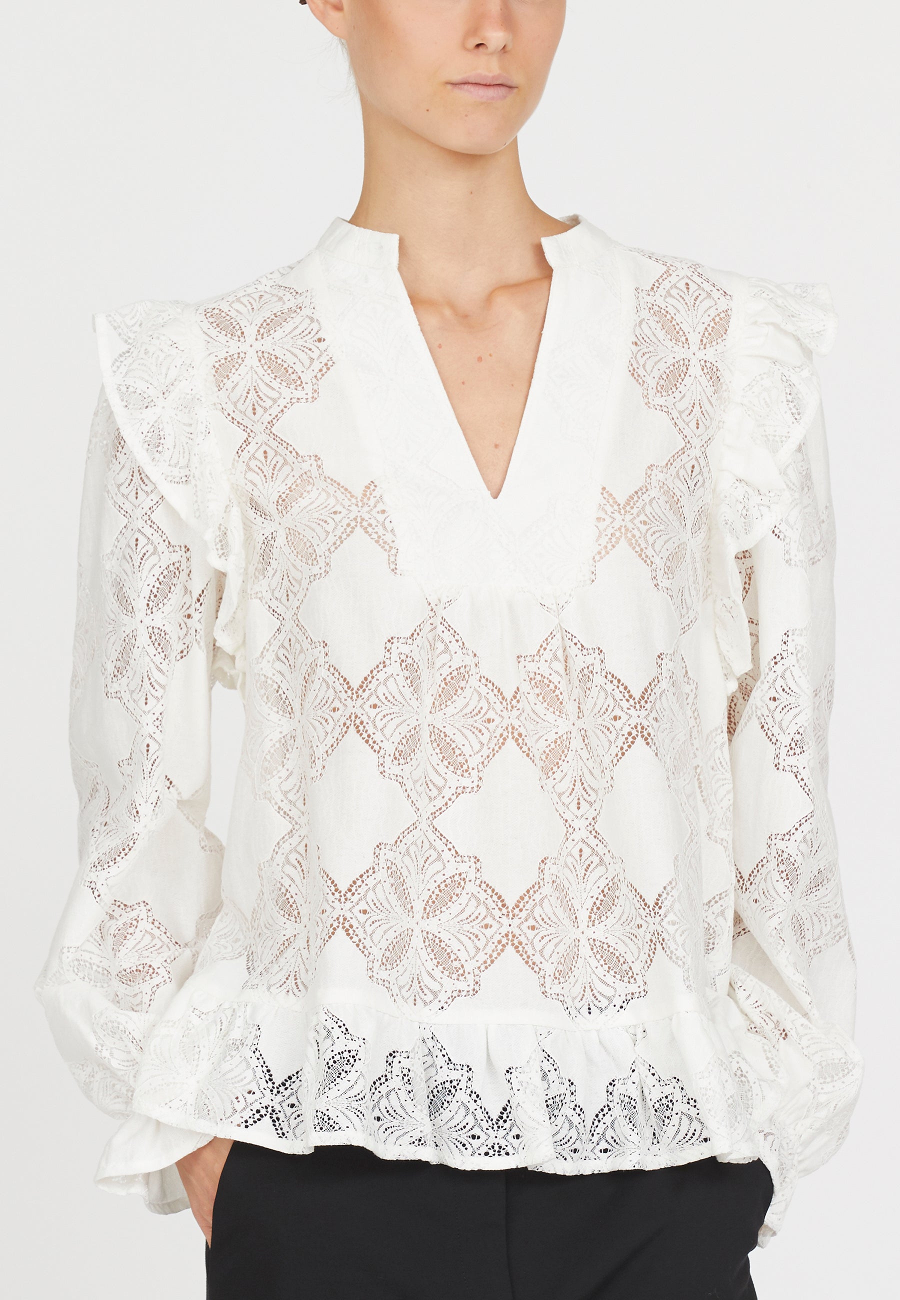 Love1123 – hvid bluse med v-udskæring | Love & Divine