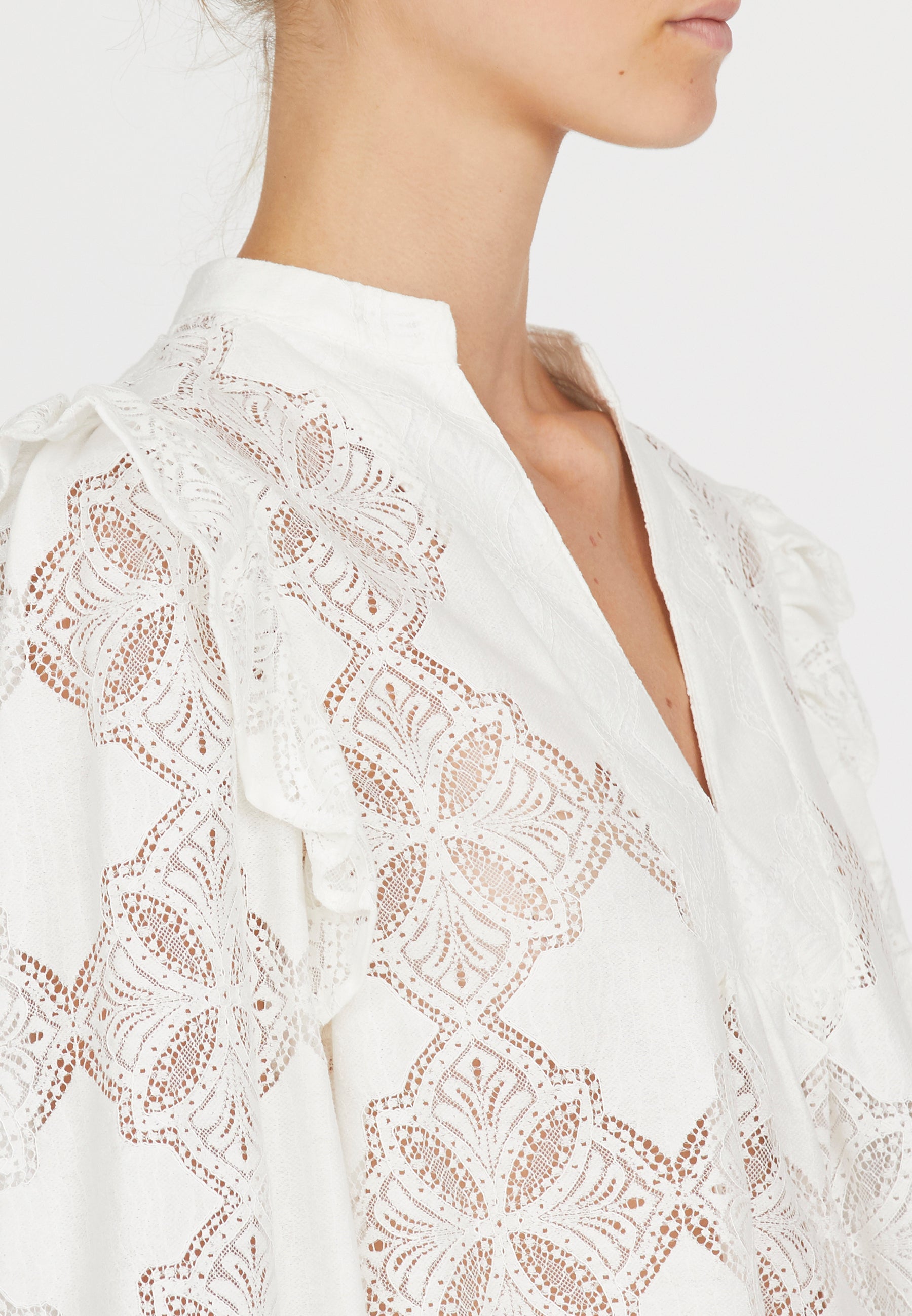 Love1123 – hvid bluse med v-udskæring | Love & Divine