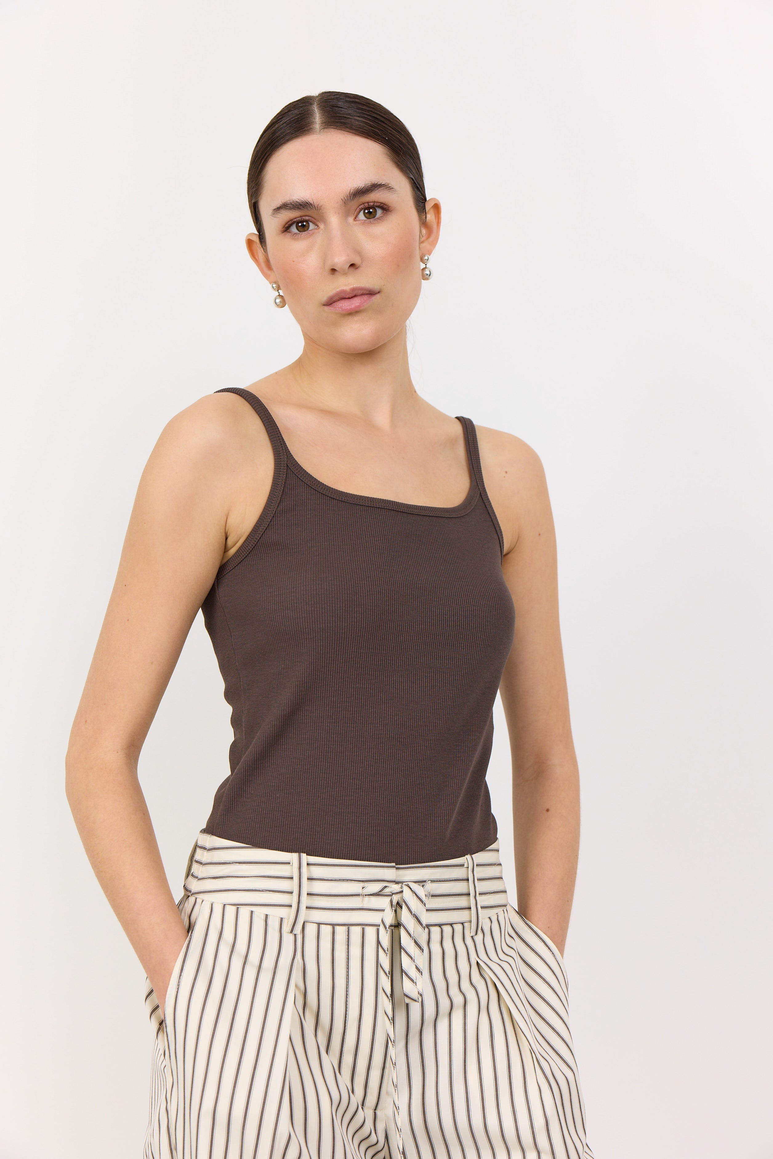 LR-Numbia 14 Tanktop i Mørkebrun – Leveté Room