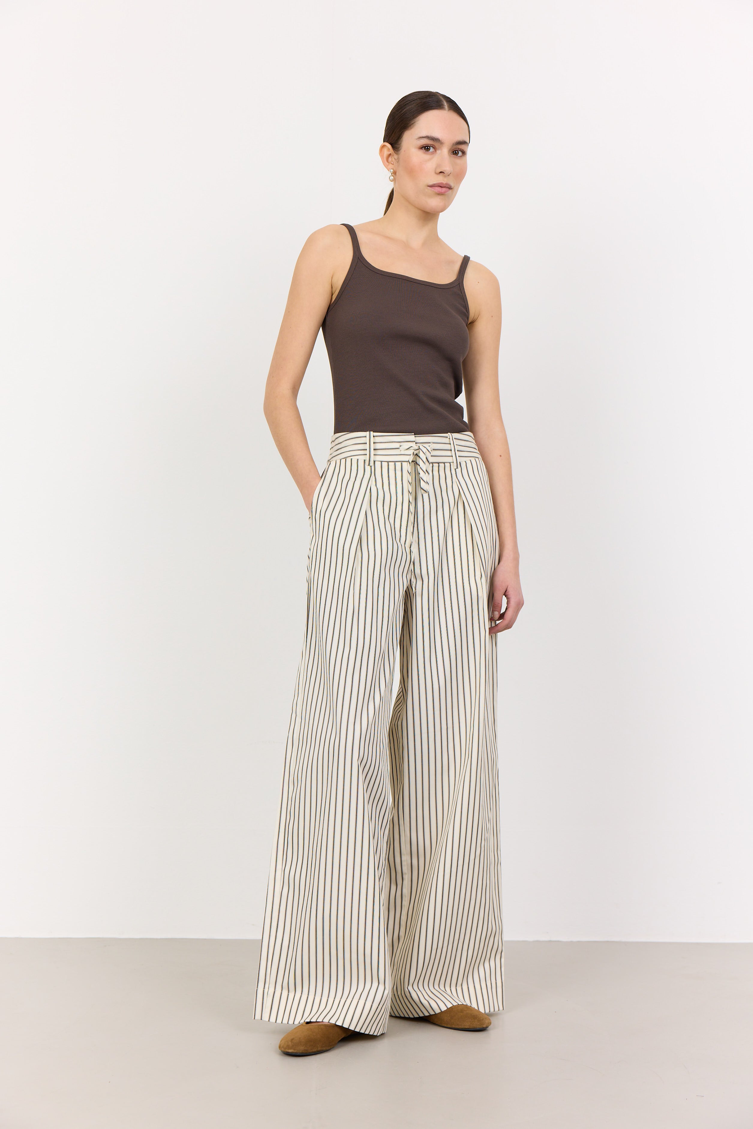 LR-Numbia 14 Tanktop i Mørkebrun – Leveté Room