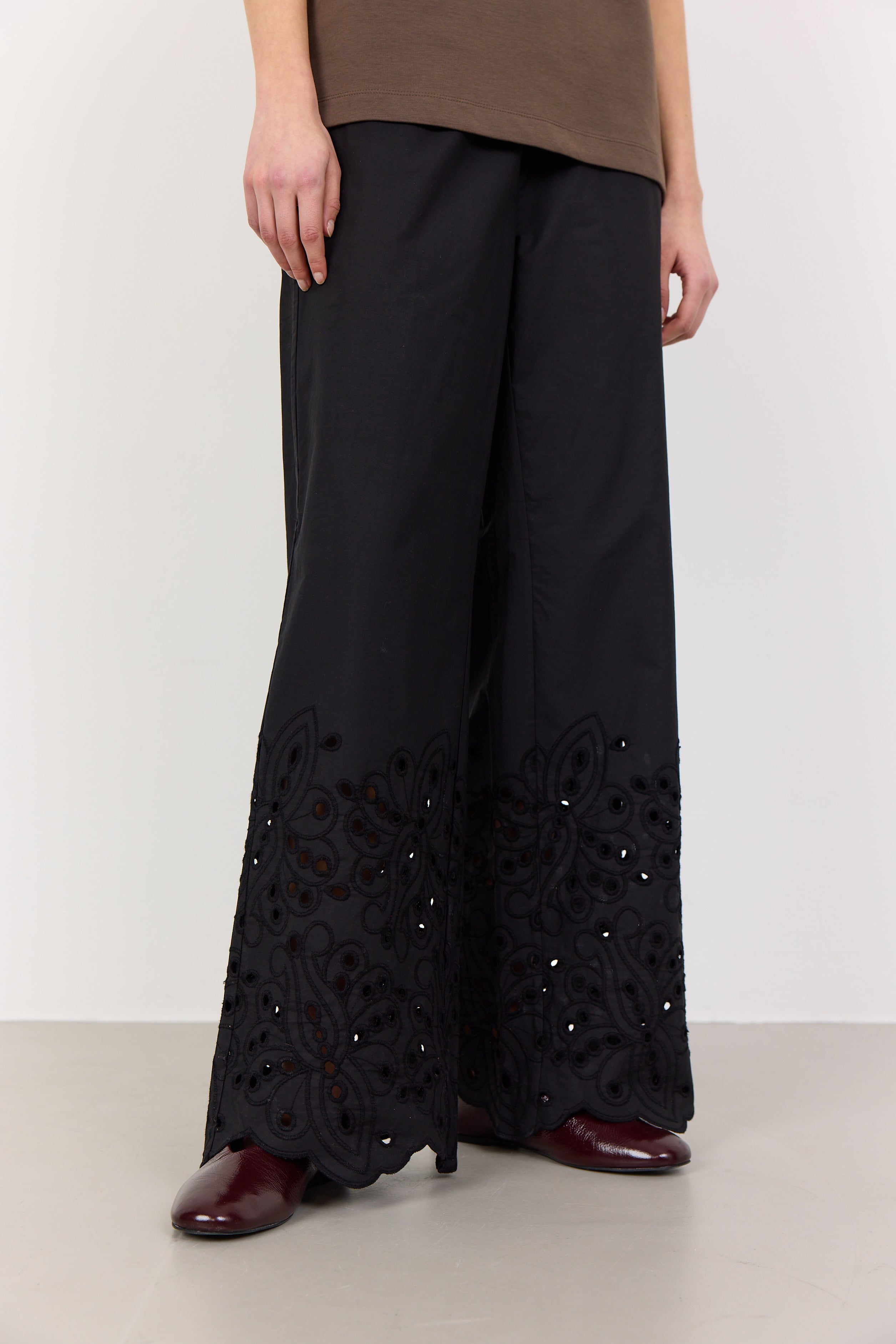 LR-Grolet 6 – sorte bomuldsbukser med broderi | Leveté Room