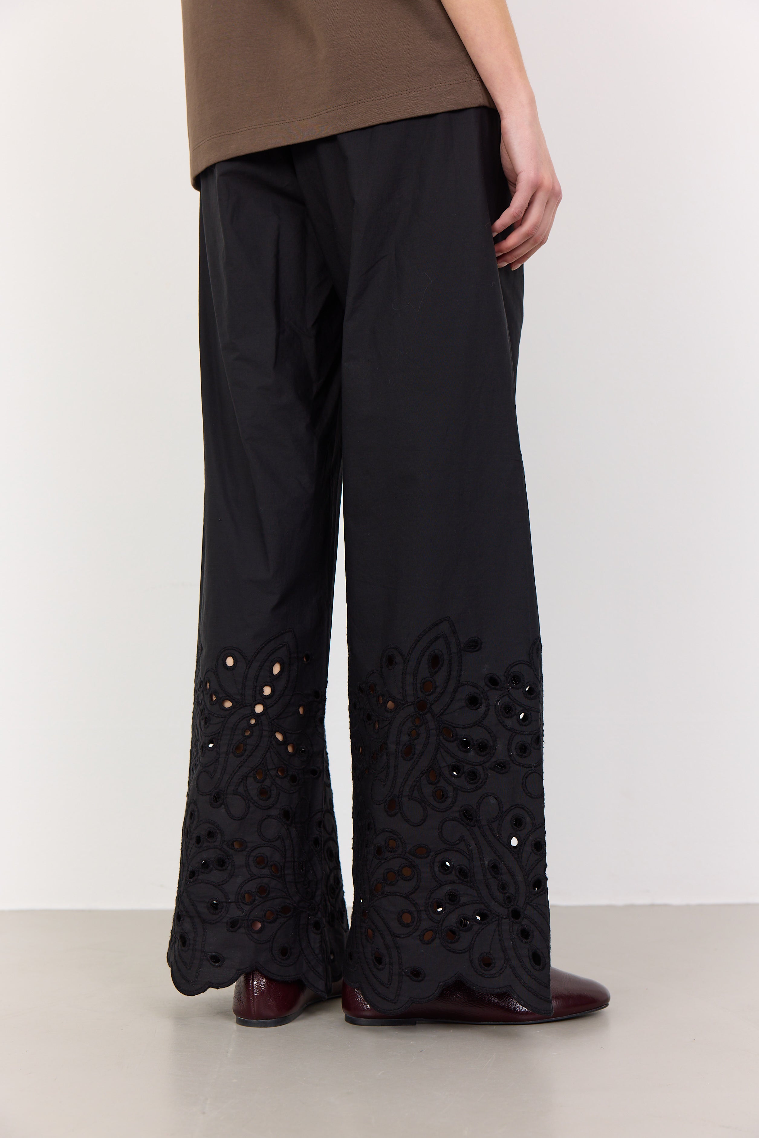 LR-Grolet 6 – sorte bomuldsbukser med broderi | Leveté Room