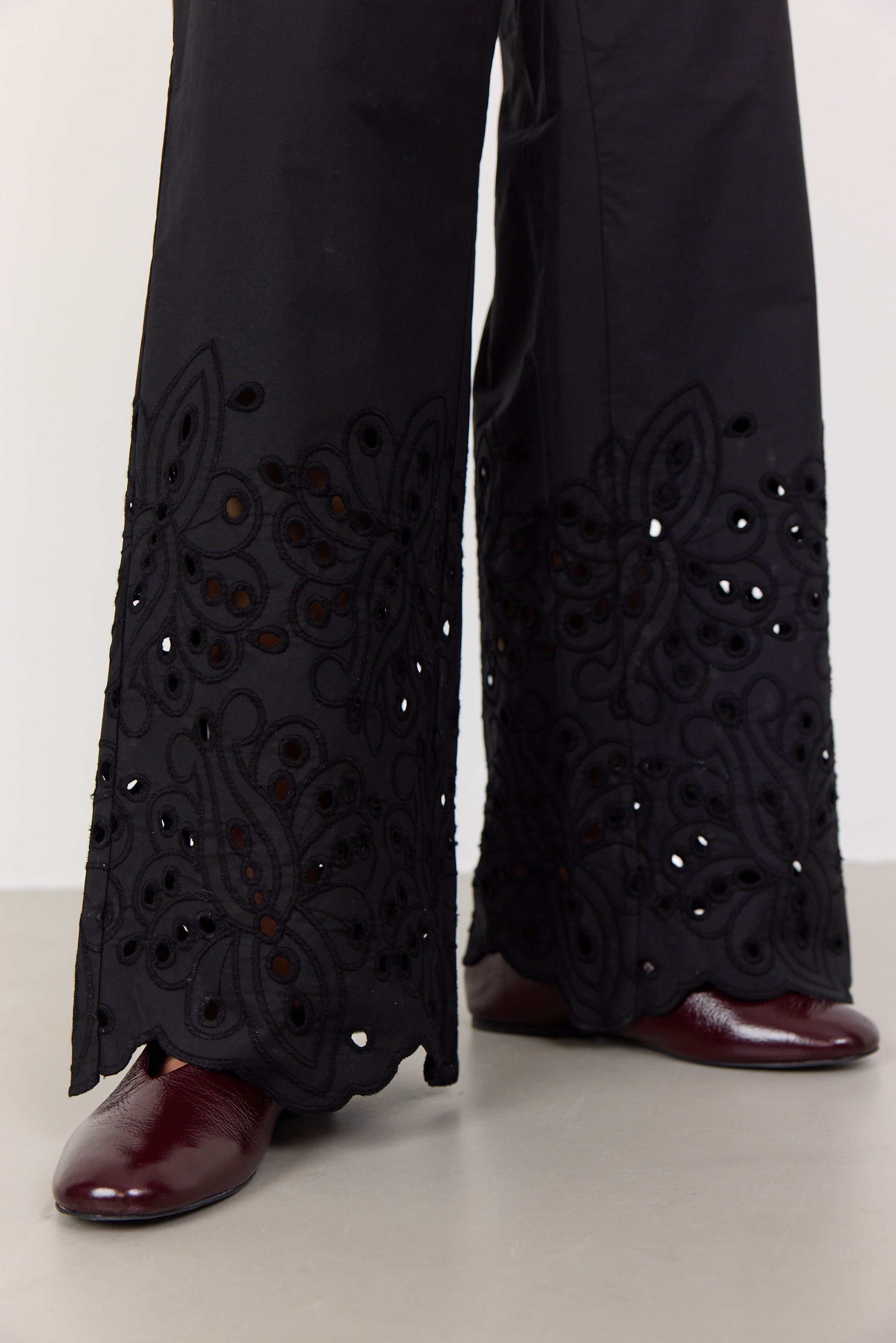 LR-Grolet 6 – sorte bomuldsbukser med broderi | Leveté Room