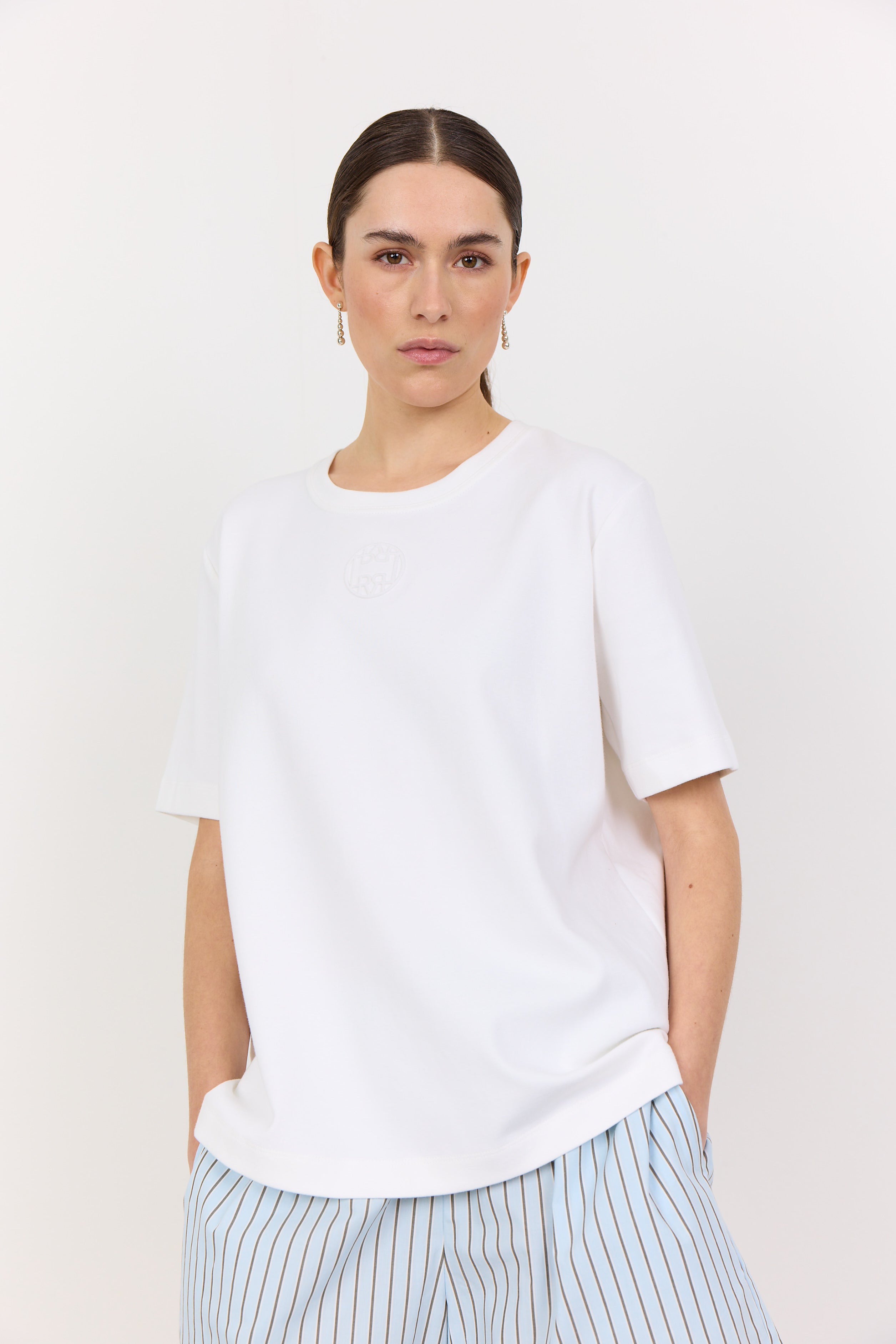 LR-Kis 7 – hvid T-shirt i økologisk bomuldsblend | Leveté Room