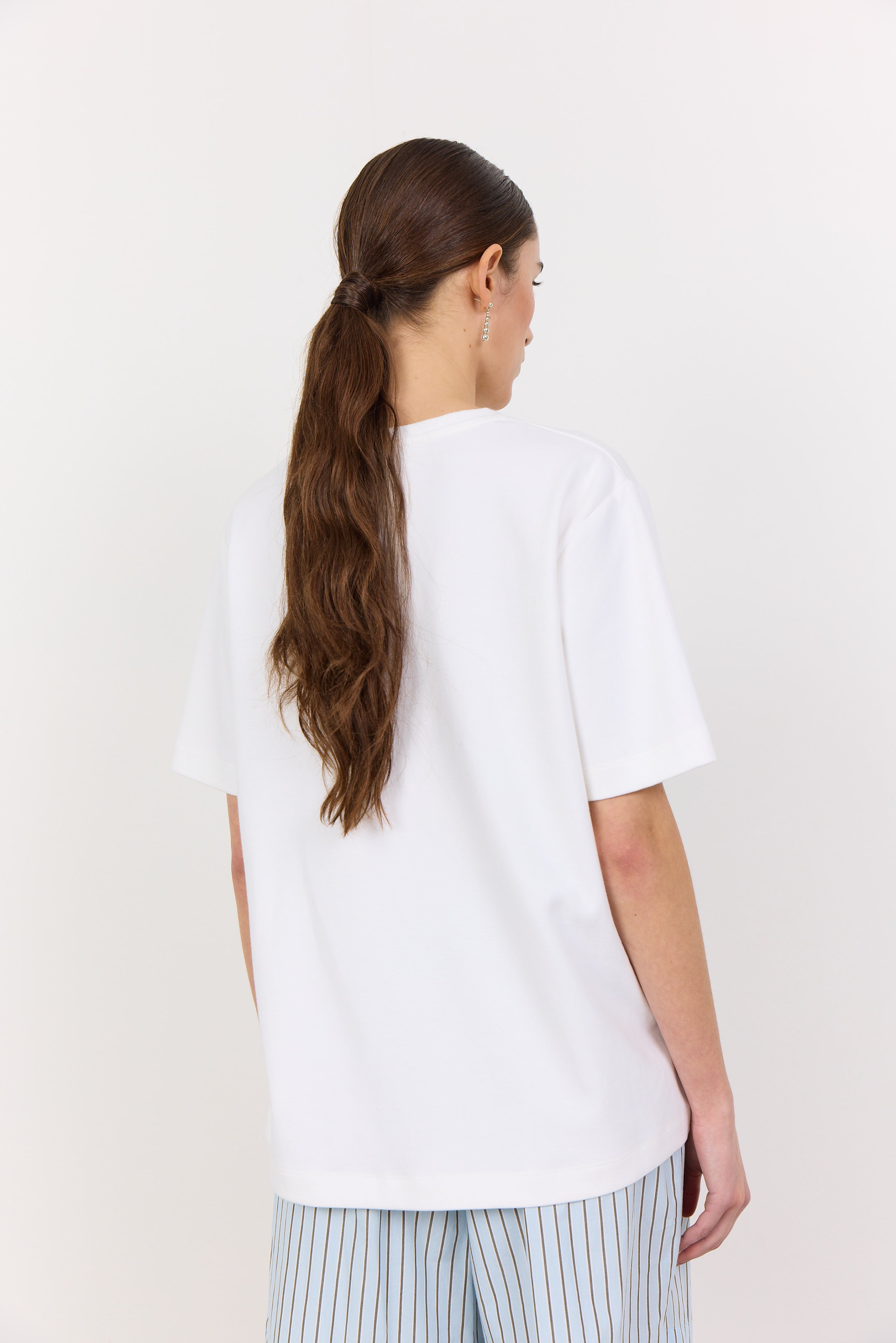 LR-Kis 7 – hvid T-shirt i økologisk bomuldsblend | Leveté Room