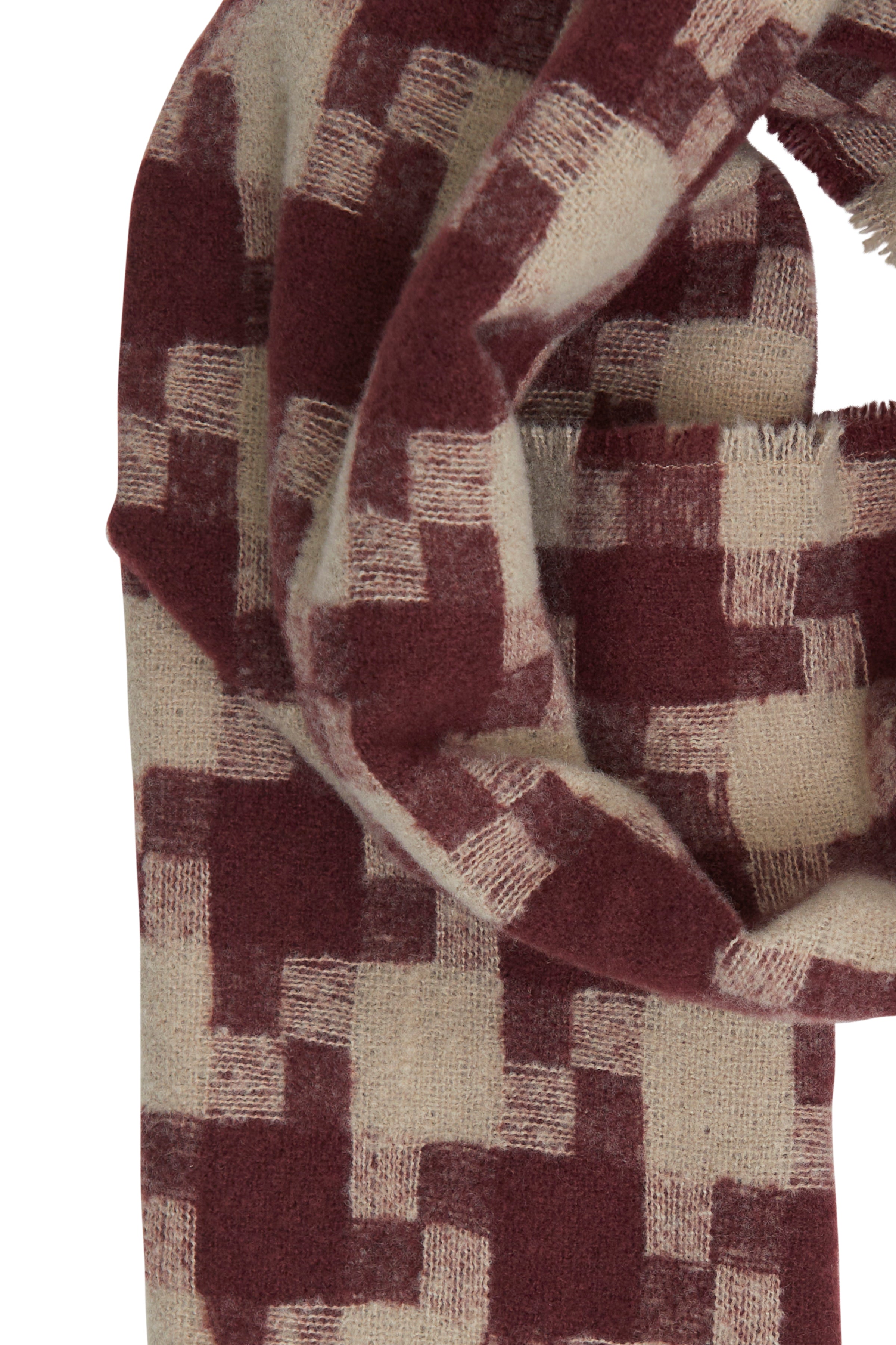 nærbillede af halstørklæde fra ichi, med rød mønster