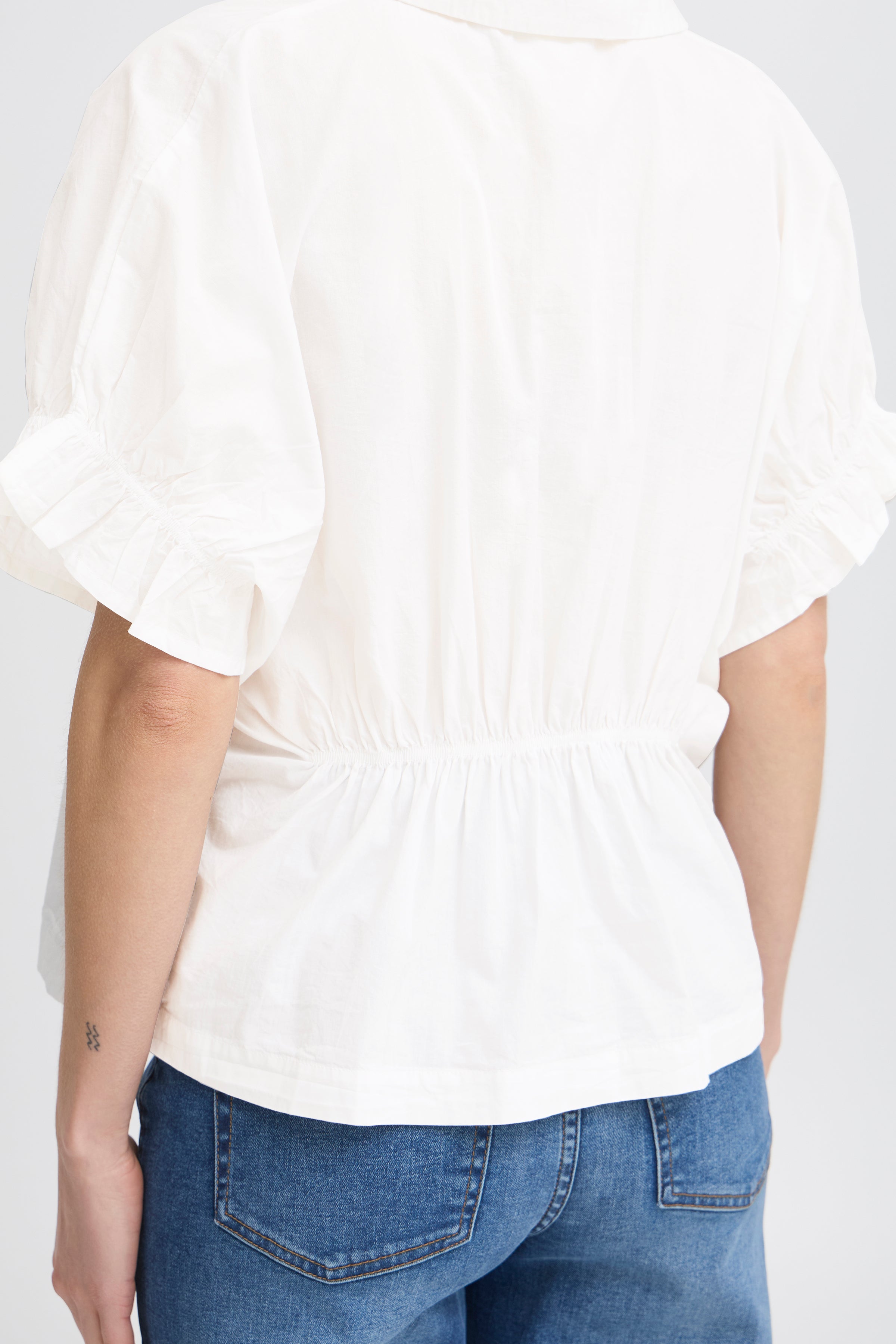 IHSami Shirt i hvid – Let skjorte med feminine flæser
