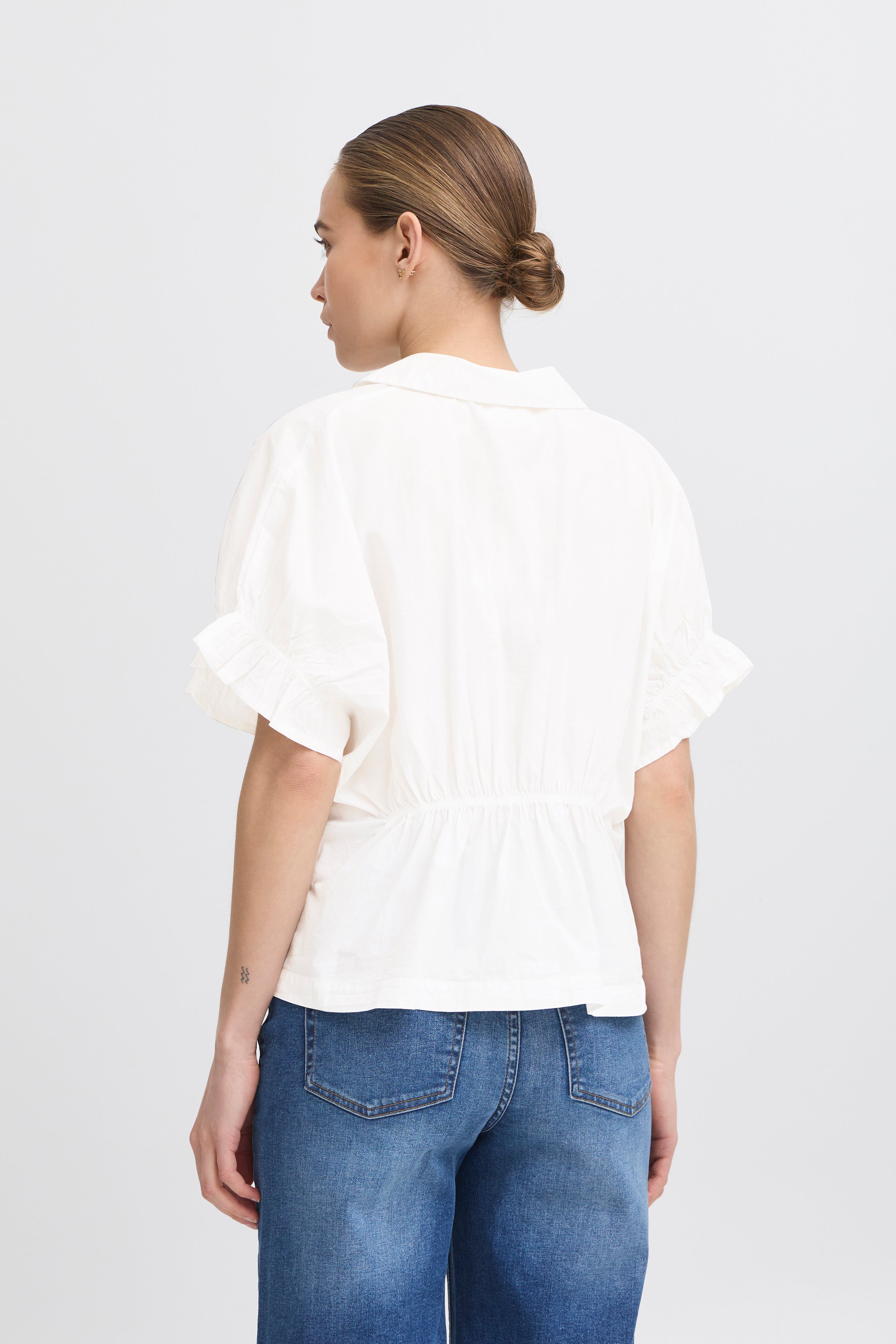 IHSami Shirt i hvid – Let skjorte med feminine flæser
