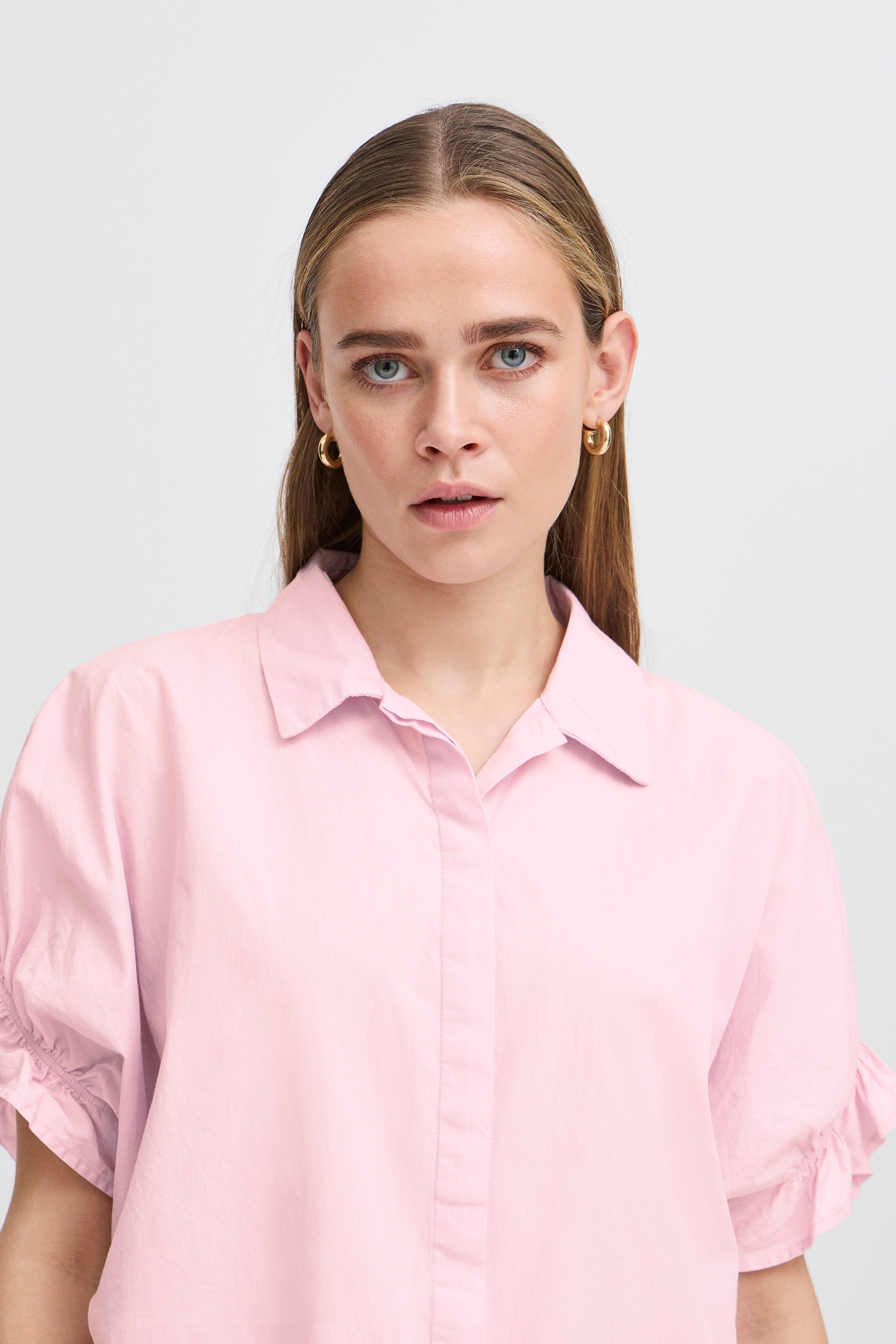 IHSami Shirt i lyserød – Let skjorte med feminine flæser