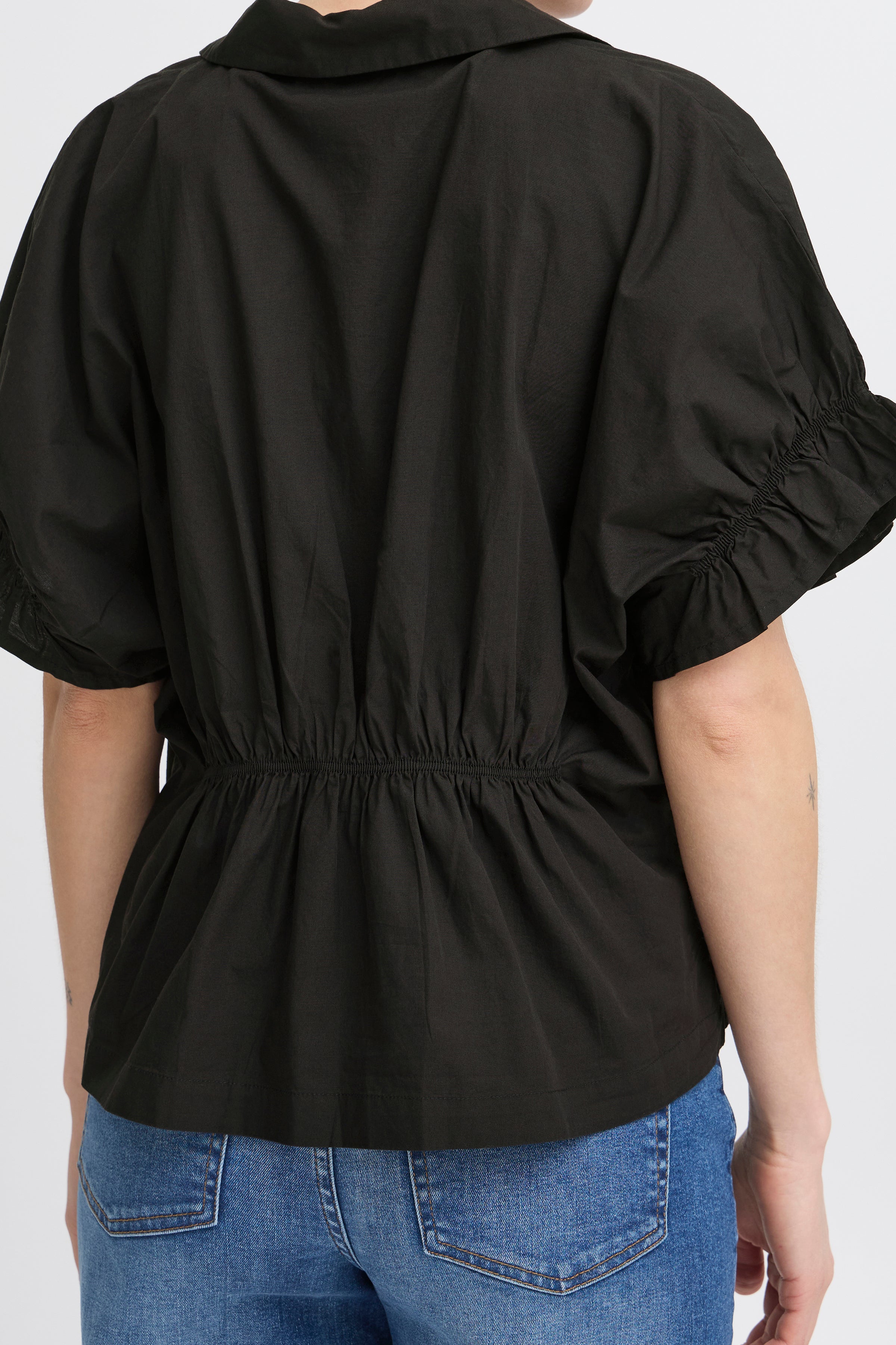 IHSami Shirt i sort – Let skjorte med feminine flæser