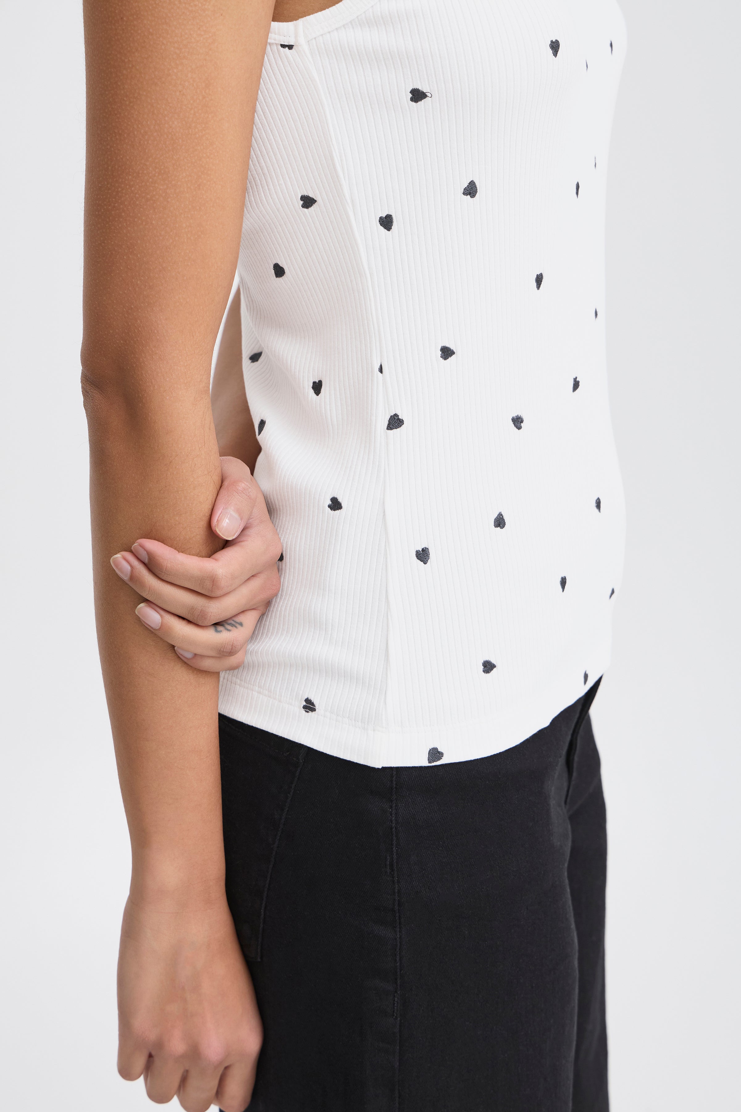 IHPalma Top med Sorte Hjerter – Ichi