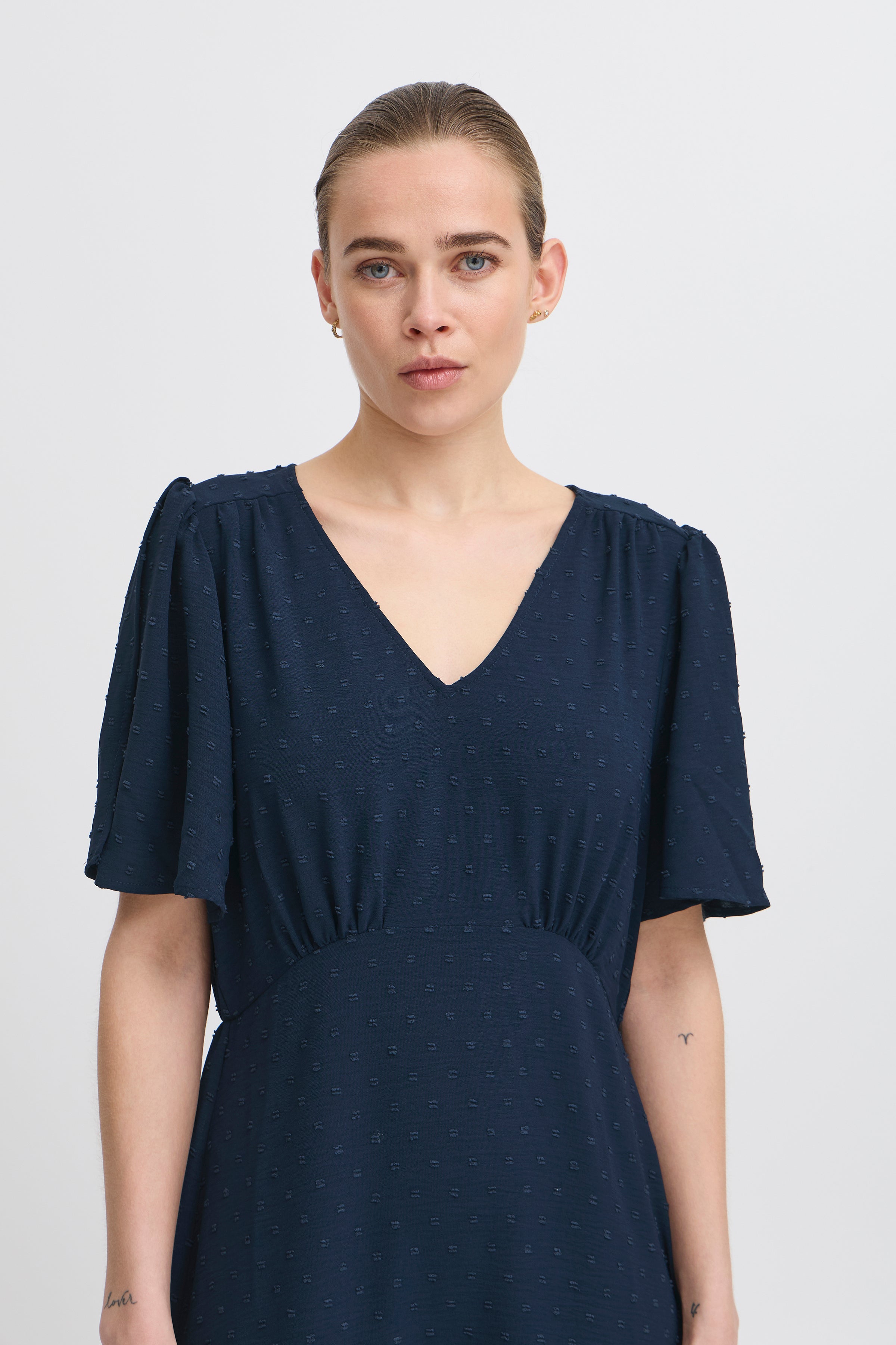 Ichi IHZabby Kjole – Navy Kjole med Elegant Fald