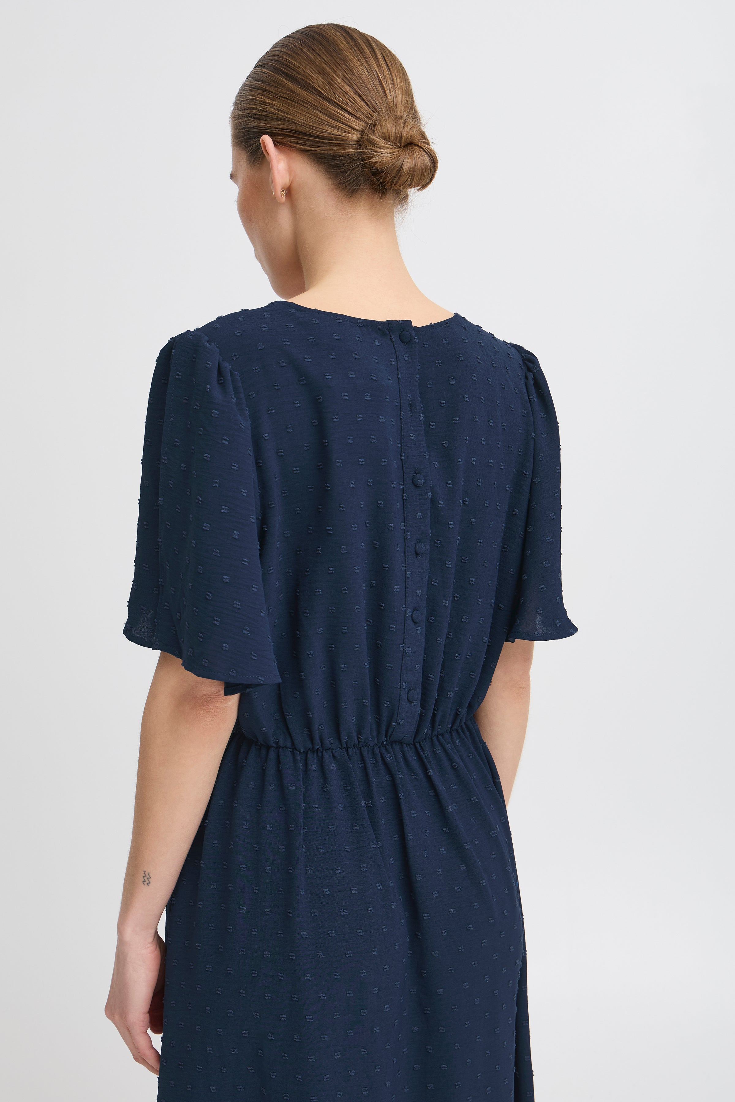 Ichi IHZabby Kjole – Navy Kjole med Elegant Fald