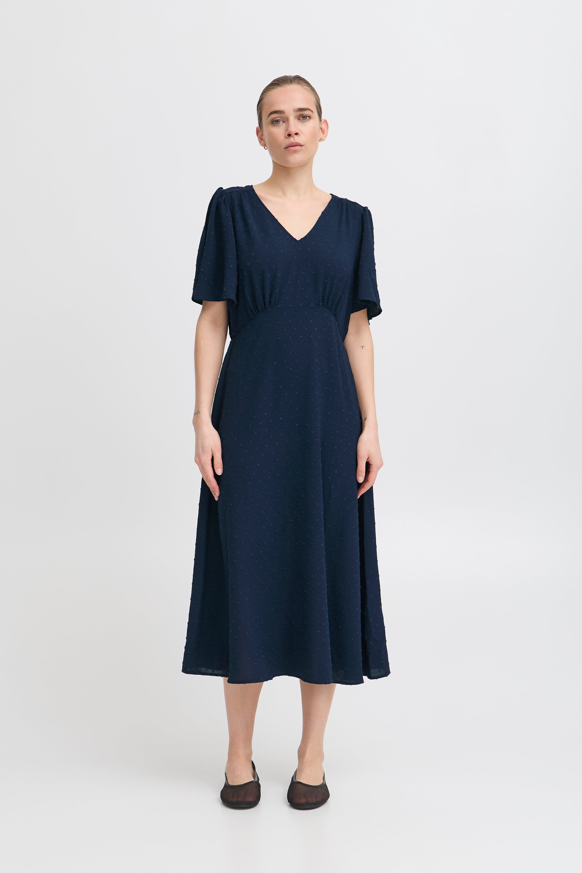 Ichi IHZabby Kjole – Navy Kjole med Elegant Fald