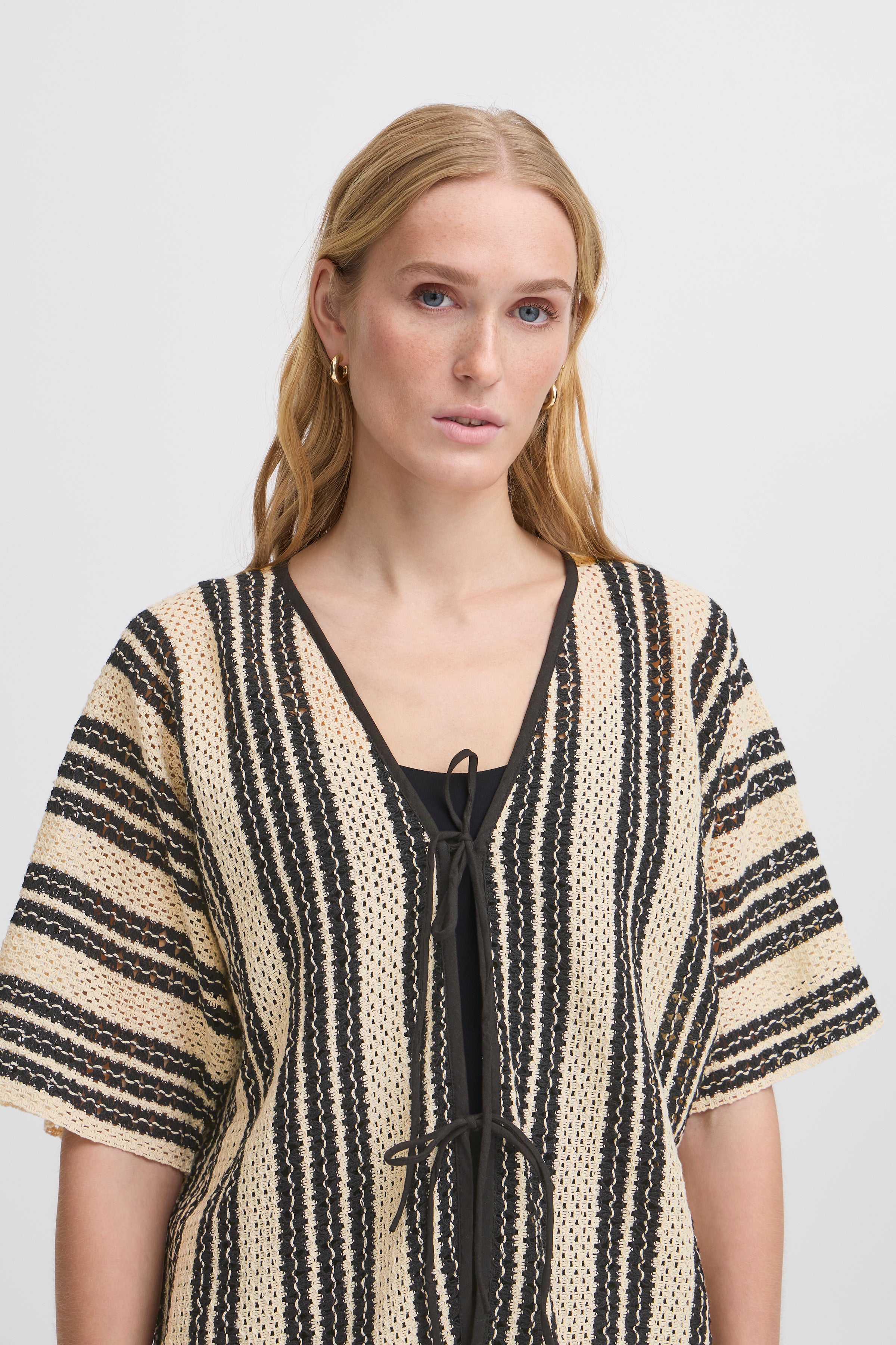 IAWinnia Kimono – let kimono med sort mønster i 100% bomuld fra Ichi