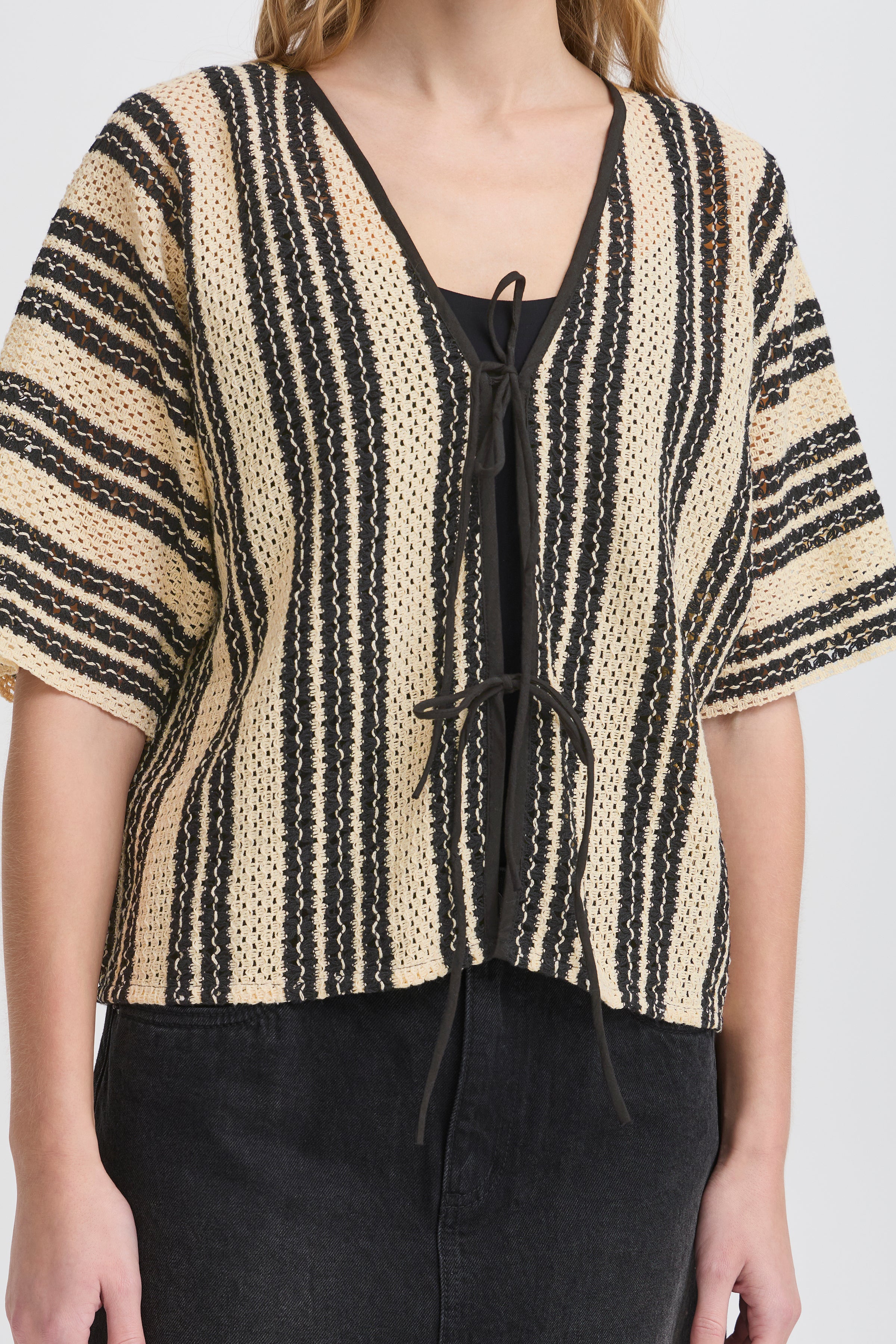 IAWinnia Kimono – let kimono med sort mønster i 100% bomuld fra Ichi