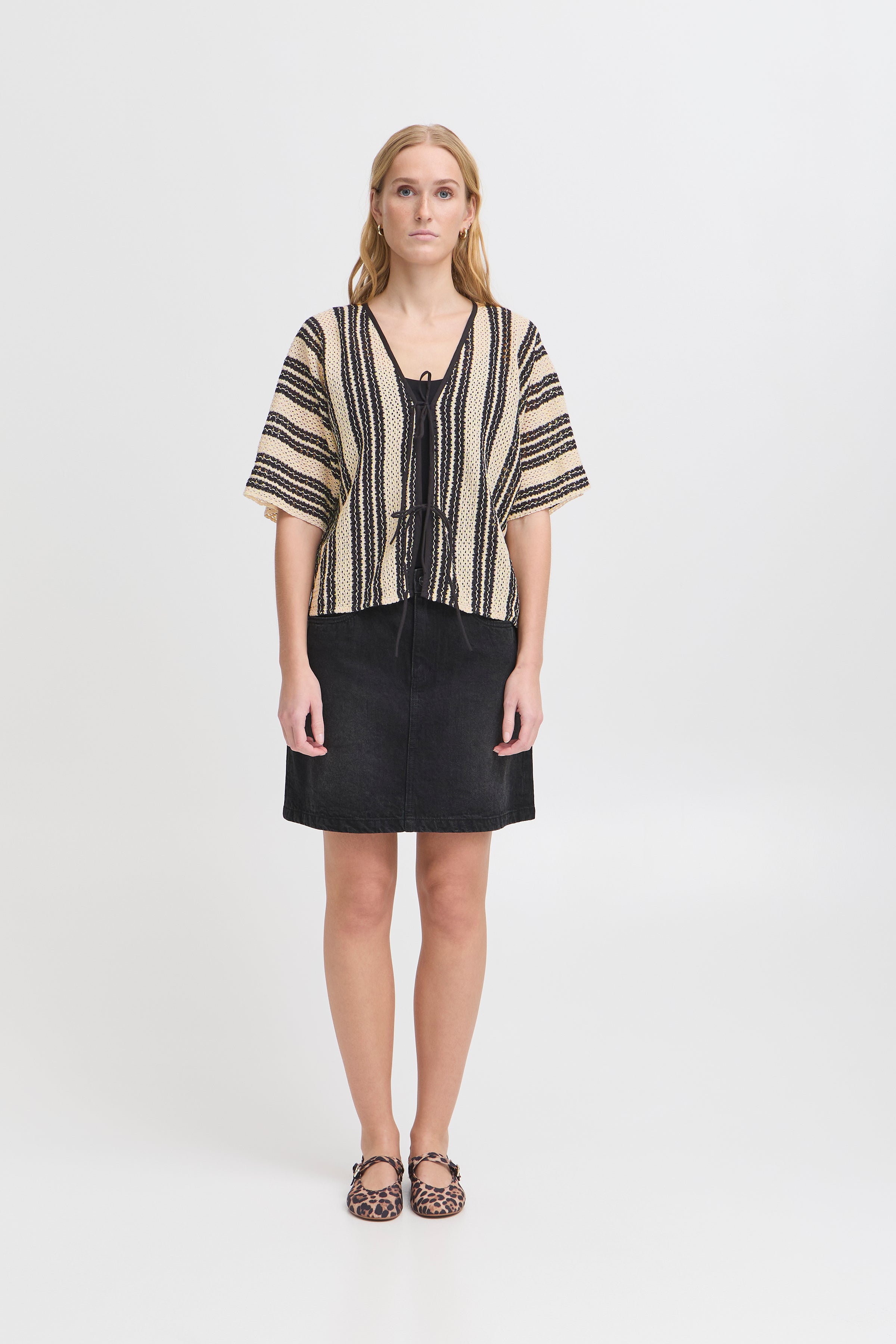 IAWinnia Kimono – let kimono med sort mønster i 100% bomuld fra Ichi