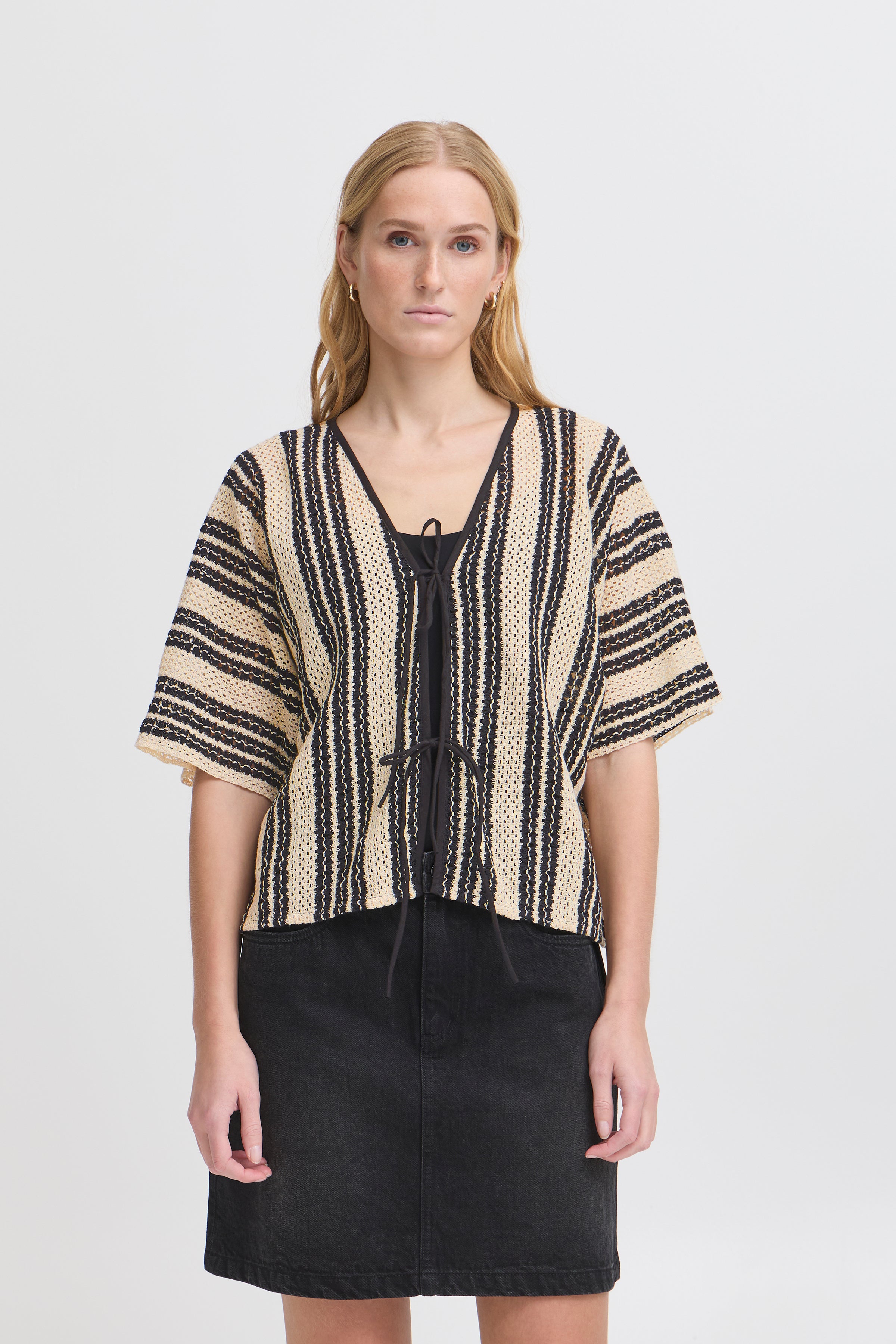 IAWinnia Kimono – let kimono med sort mønster i 100% bomuld fra Ichi