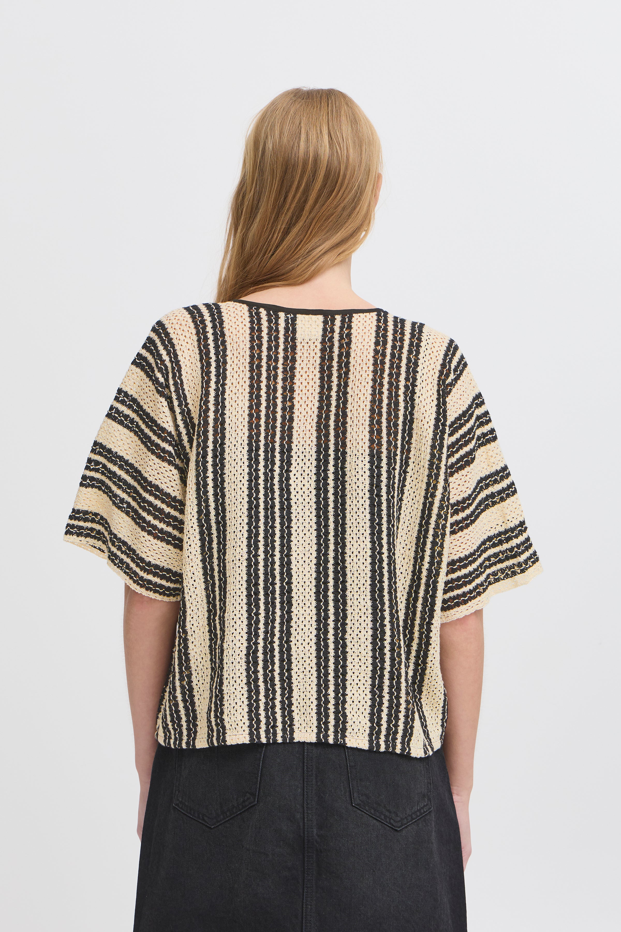 IAWinnia Kimono – let kimono med sort mønster i 100% bomuld fra Ichi