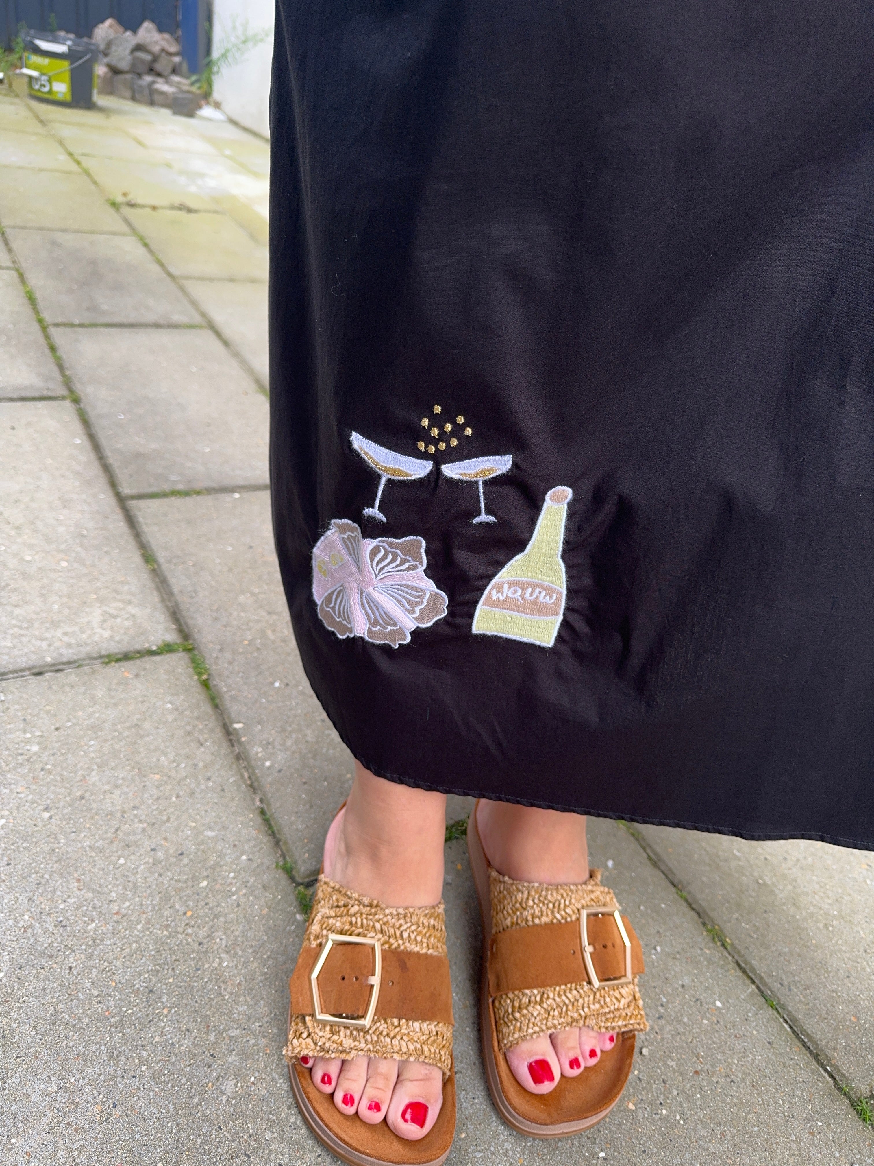 Oyster Dress i Sort - Kjole med Broderi fra Wauw