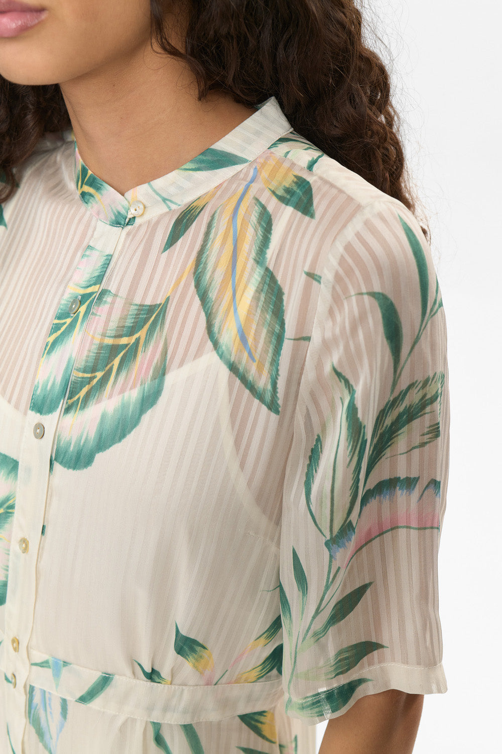 NUKyndall Dress – Bladprintet Kjole fra Nümph