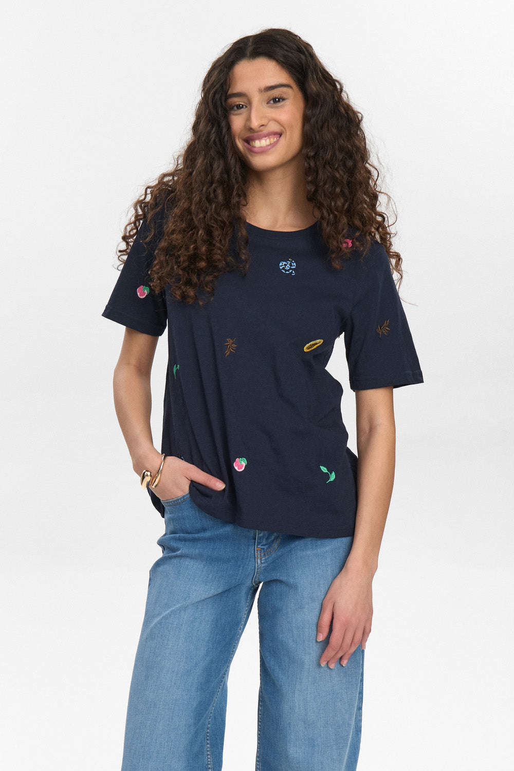 NUZoey T-shirt fra Nümph – Navy T-shirt med Broderi