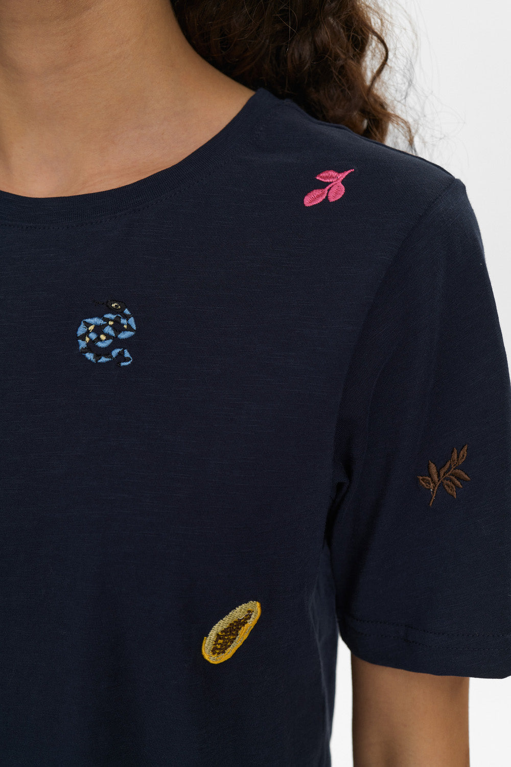 NUZoey T-shirt fra Nümph – Navy T-shirt med Broderi