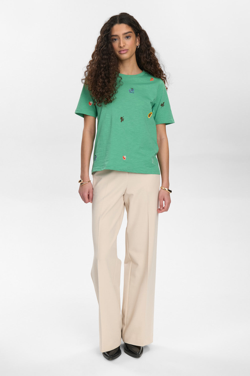 NUZoey T-shirt fra Nümph – Grøn T-shirt med Broderi