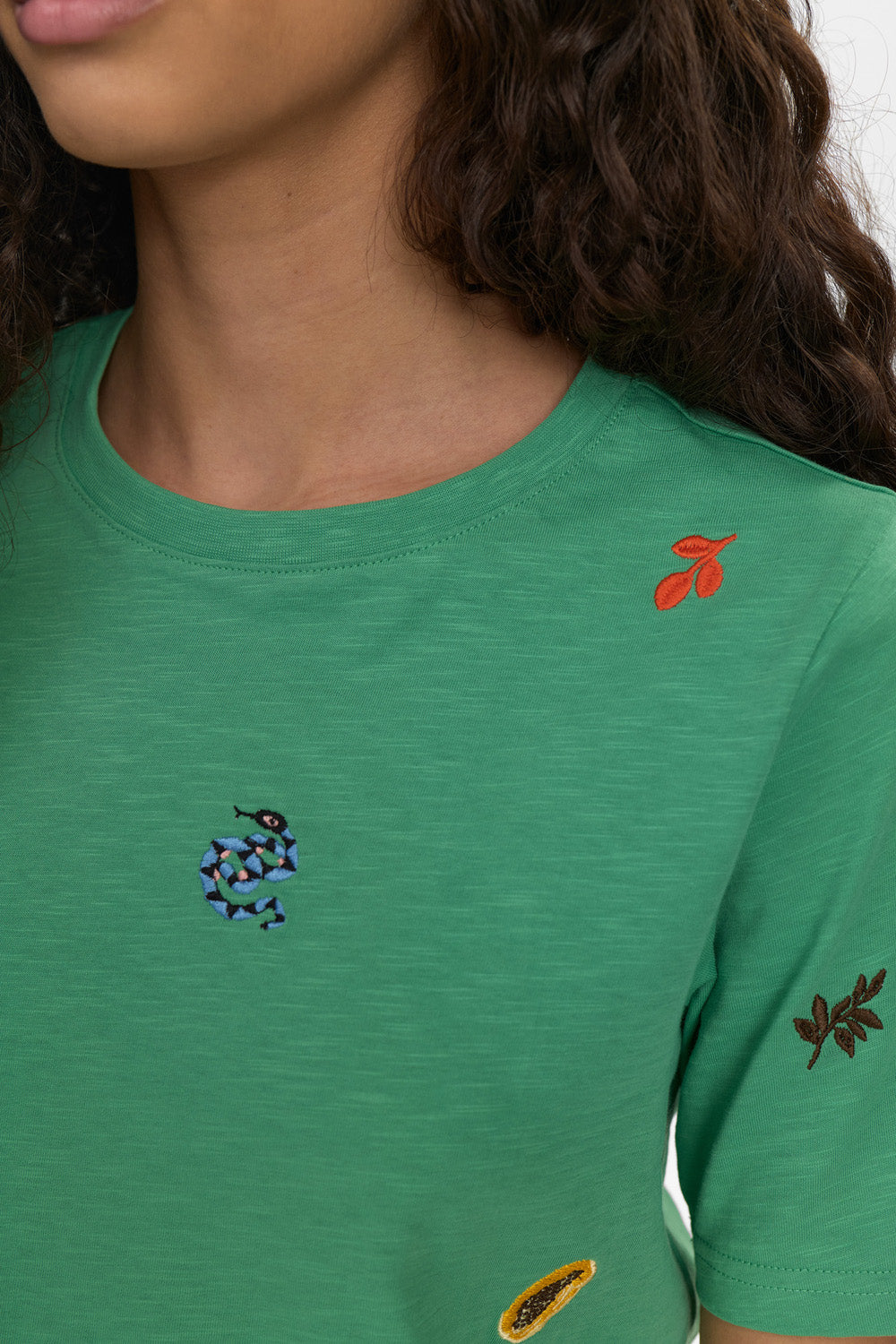 NUZoey T-shirt fra Nümph – Grøn T-shirt med Broderi