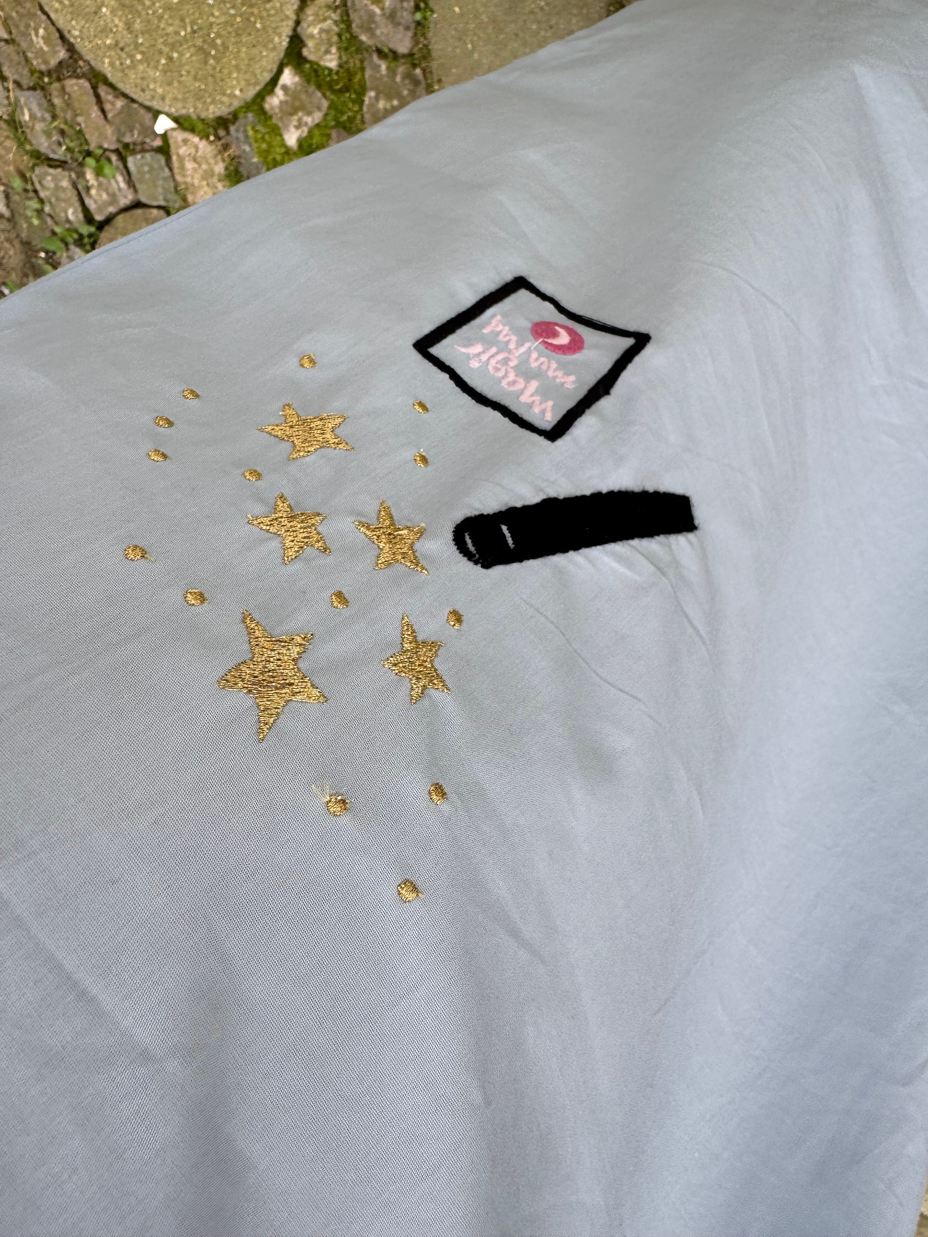 Oyster Dress i lyseblå - Kjole med Broderi fra Wauw