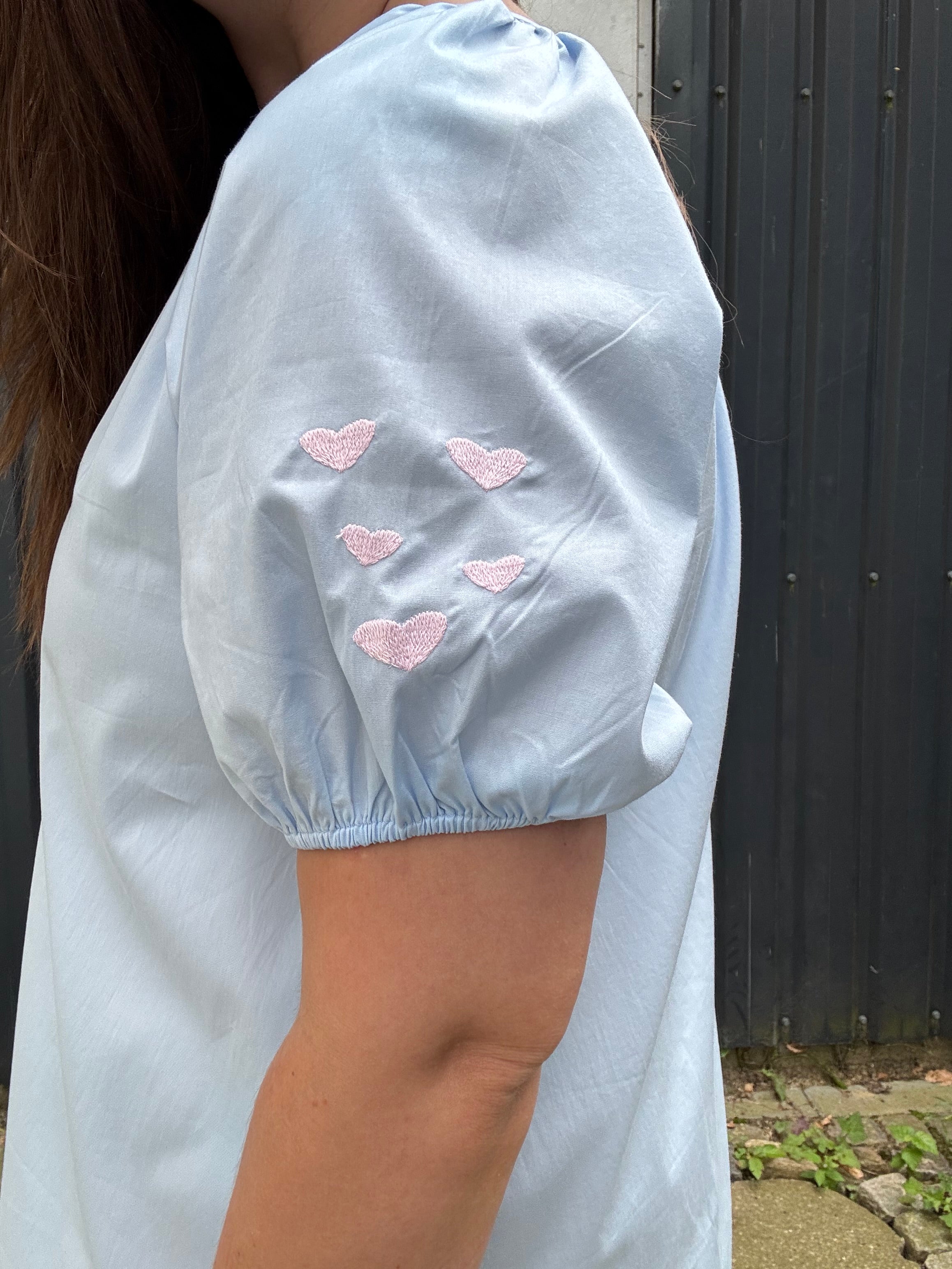 Oyster Dress i lyseblå - Kjole med Broderi fra Wauw