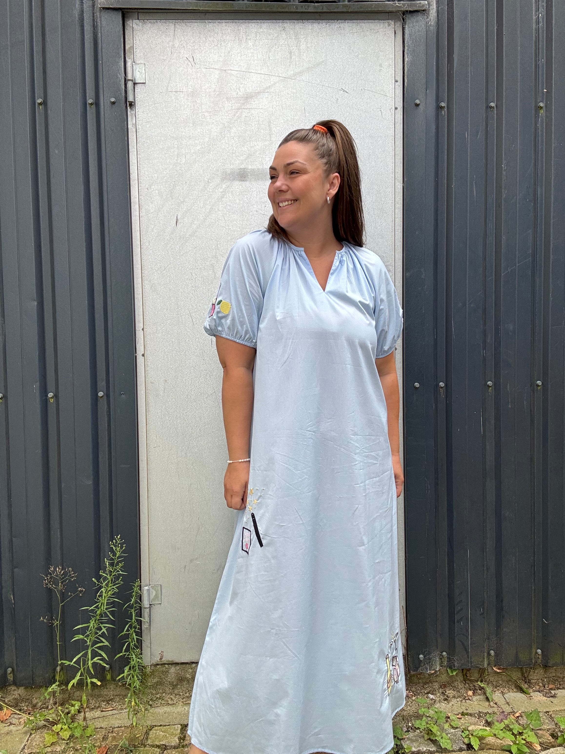 Oyster Dress i lyseblå - Kjole med Broderi fra Wauw