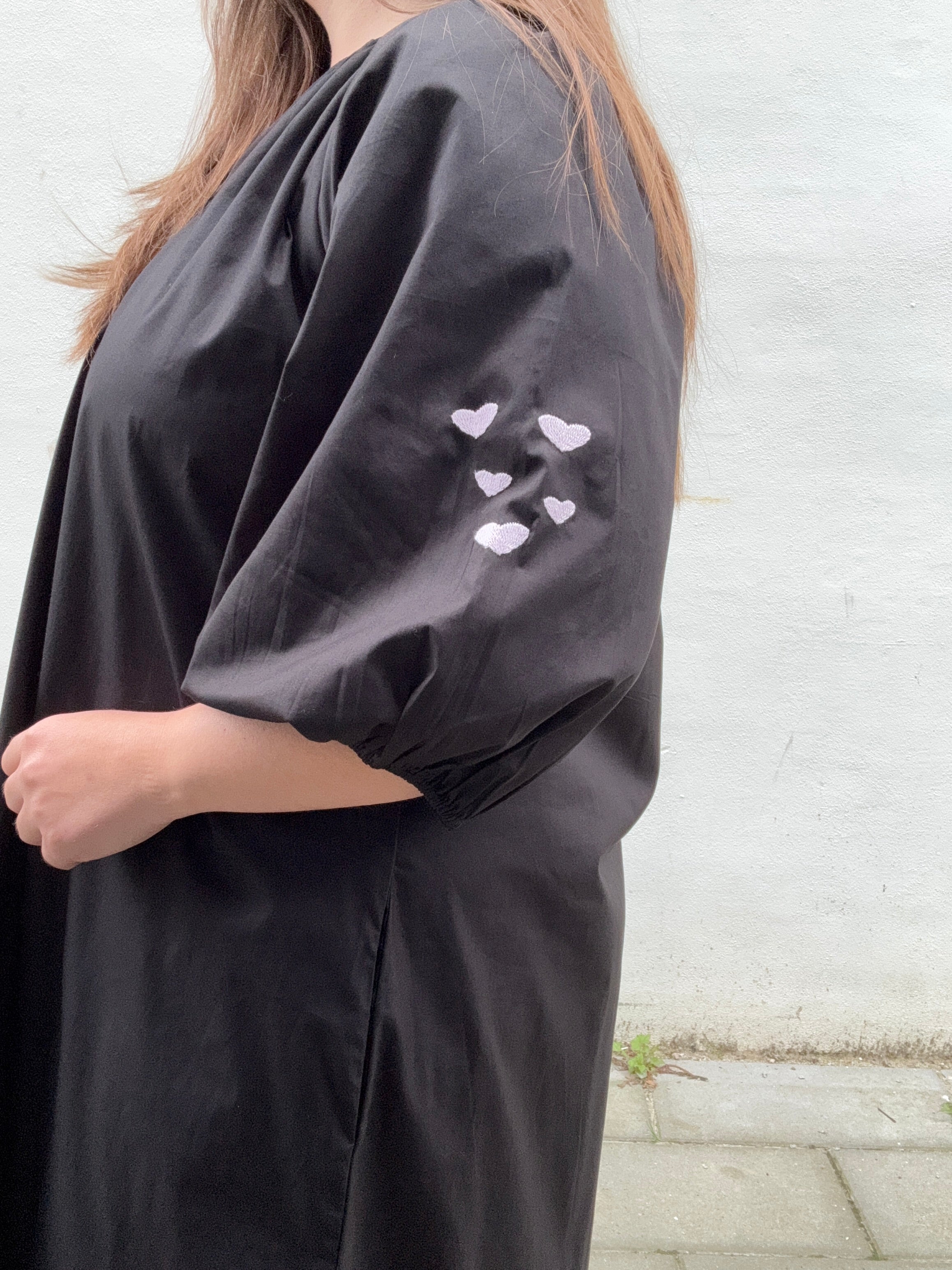 Oyster Dress i Sort - Kjole med Broderi fra Wauw