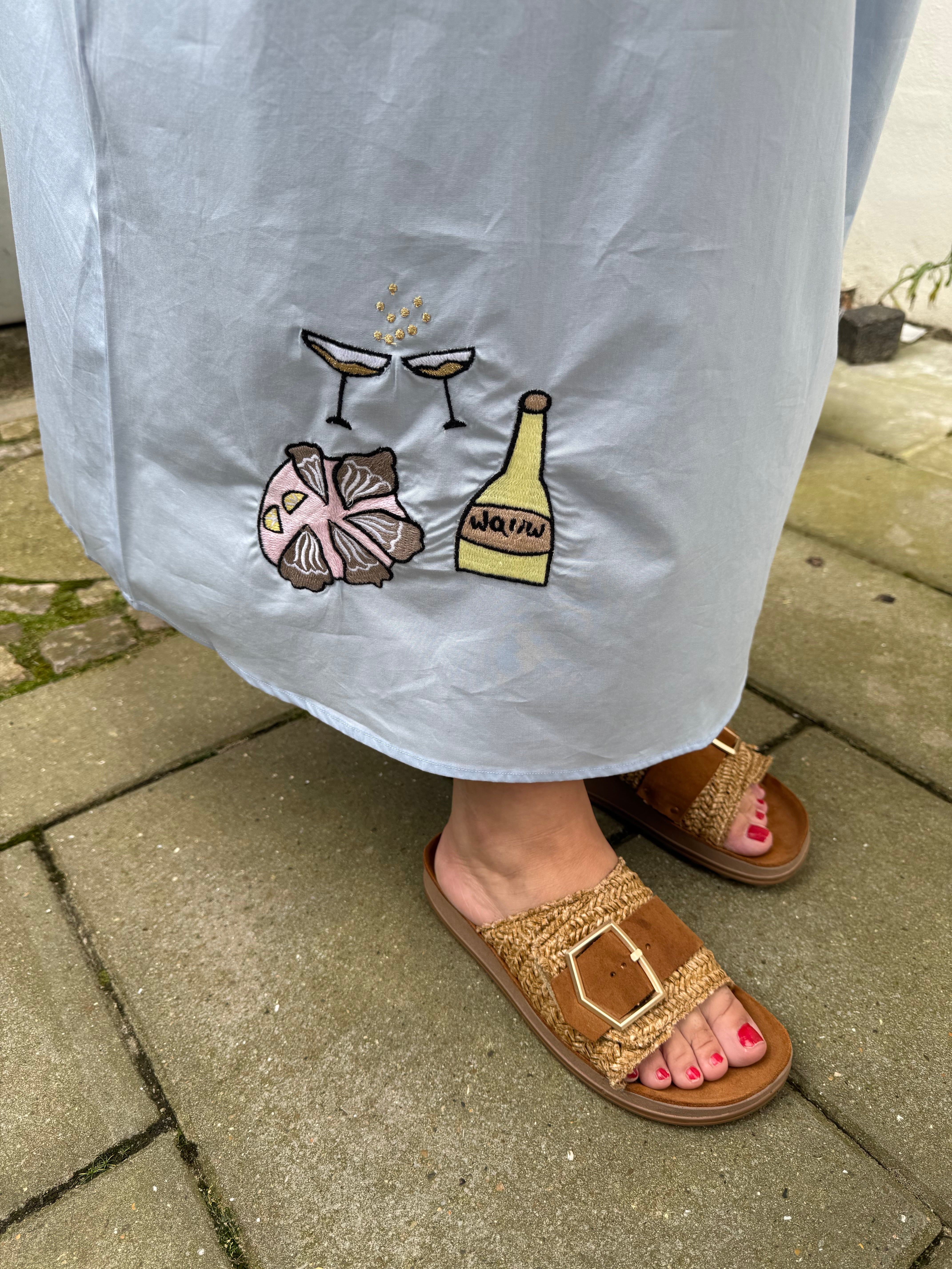 Oyster Dress i lyseblå - Kjole med Broderi fra Wauw