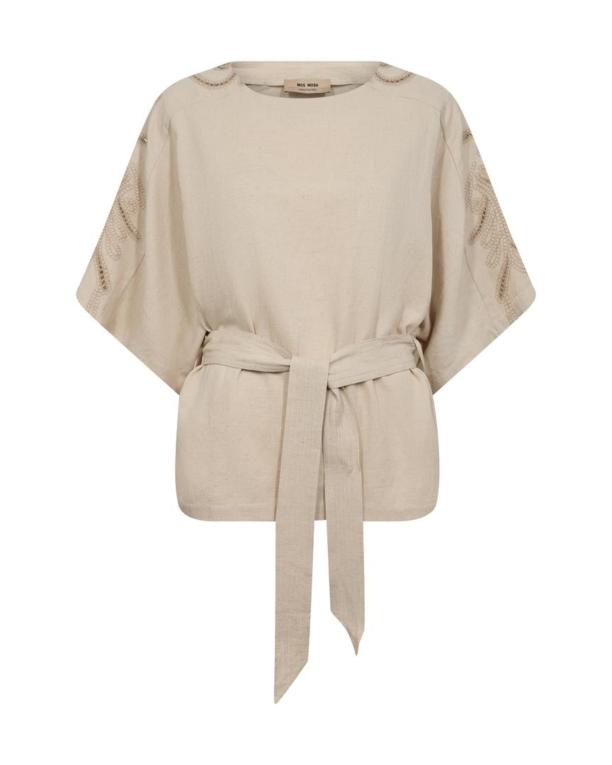 MMRikas Sobia Blouse – sandfarvet bæltebluse med broderi fra Mos Mosh