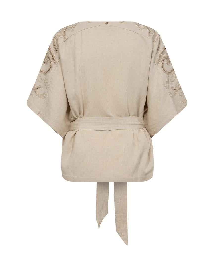 MMRikas Sobia Blouse – sandfarvet bæltebluse med broderi fra Mos Mosh
