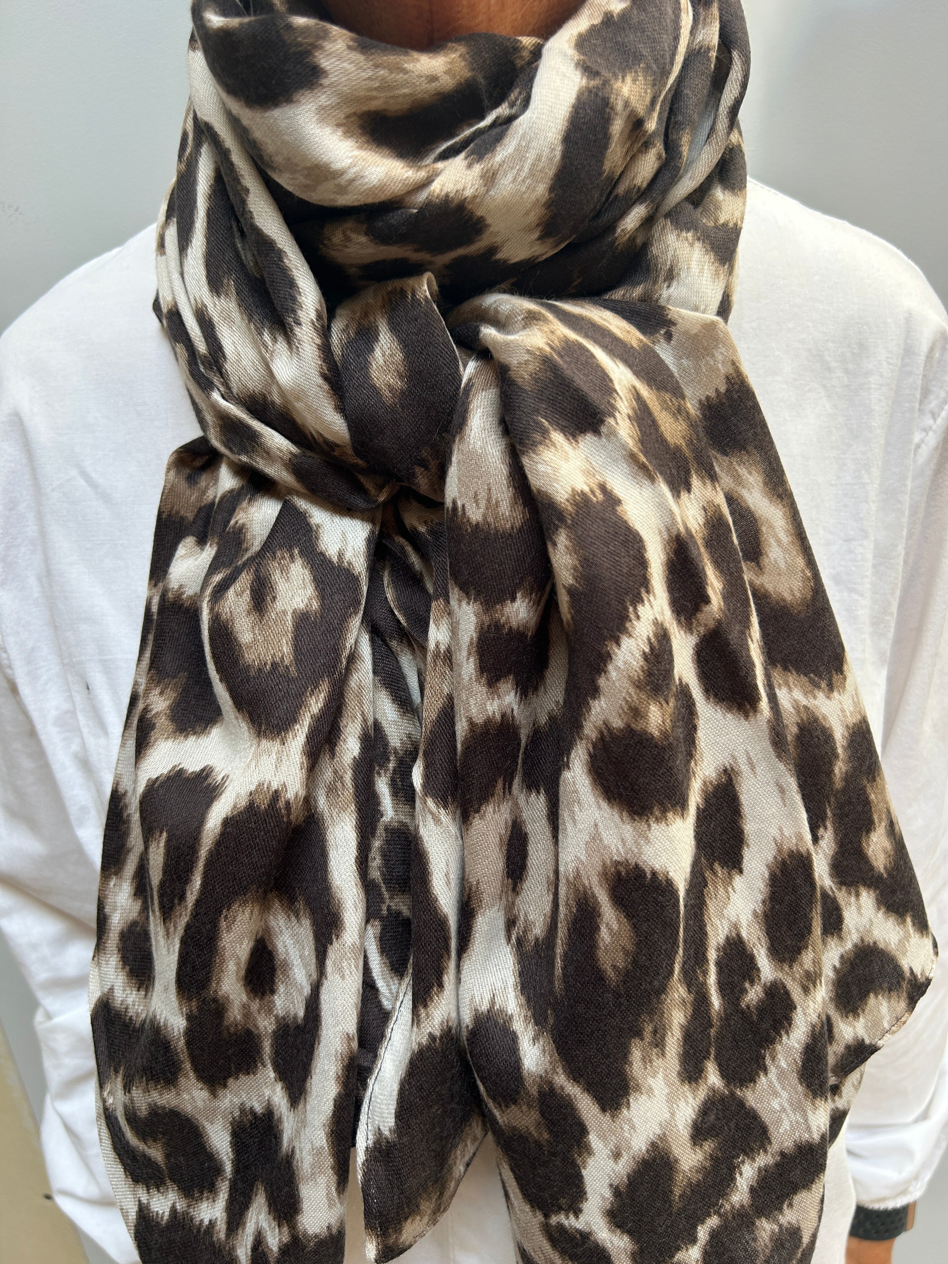 Three M - Leopard tørklæde 25i140