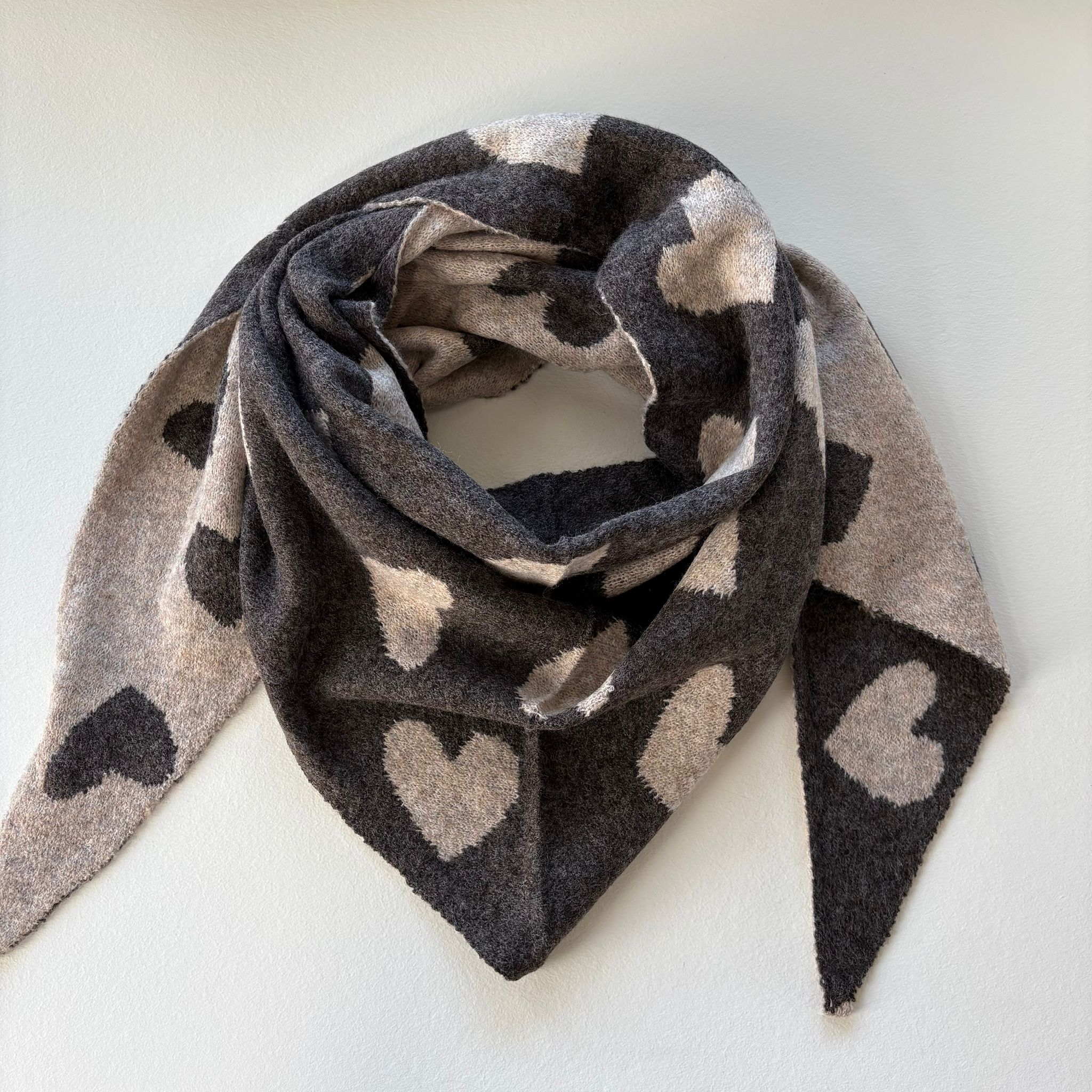 Three M - Tørklæde med hjerter, brun