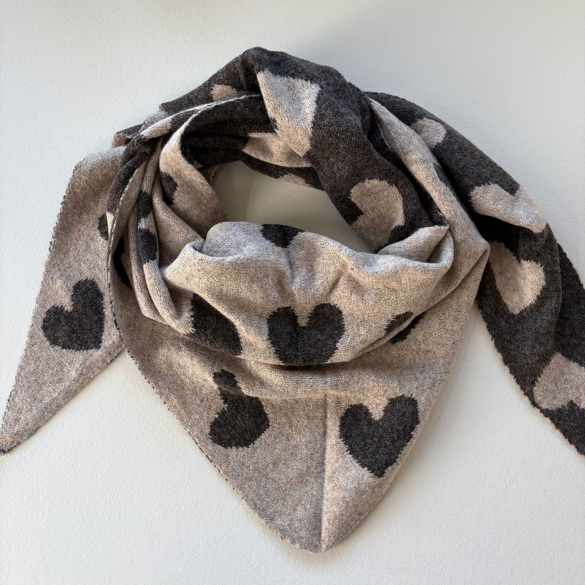 Three M - Tørklæde med hjerter, brun