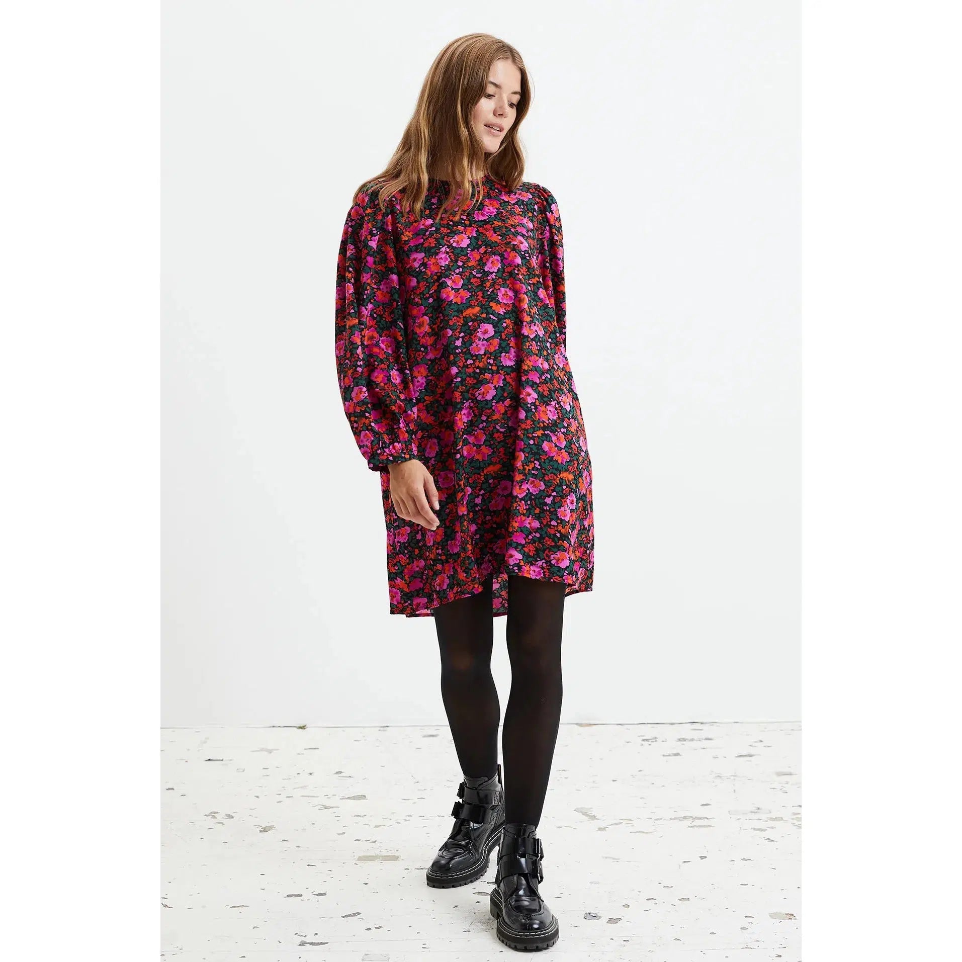 Carla Dress, Flower Print, Kjole fra Lollys Laundry-wüpp
