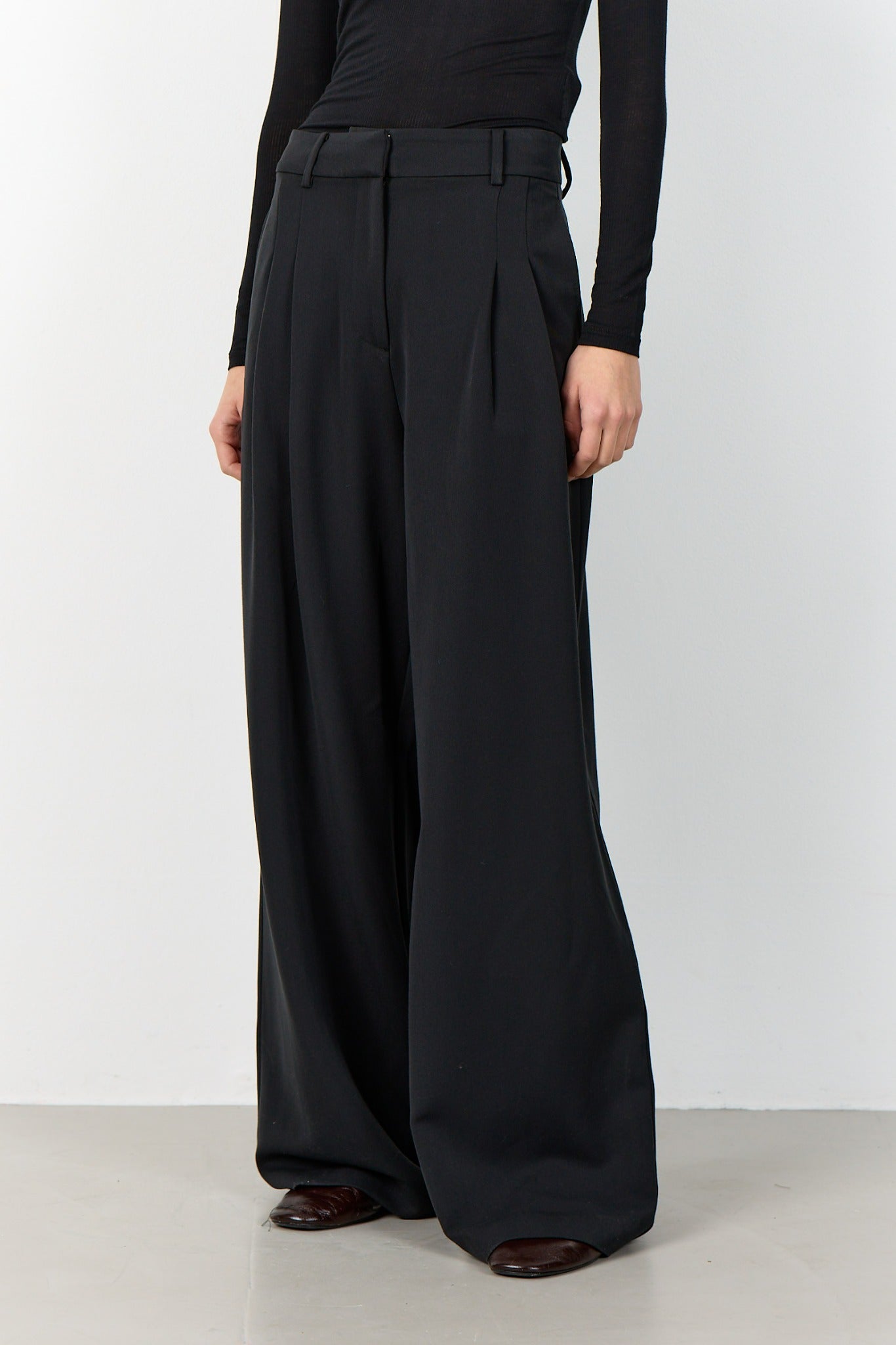 Leveté Room - LR-Peeta 2 Buks i sort